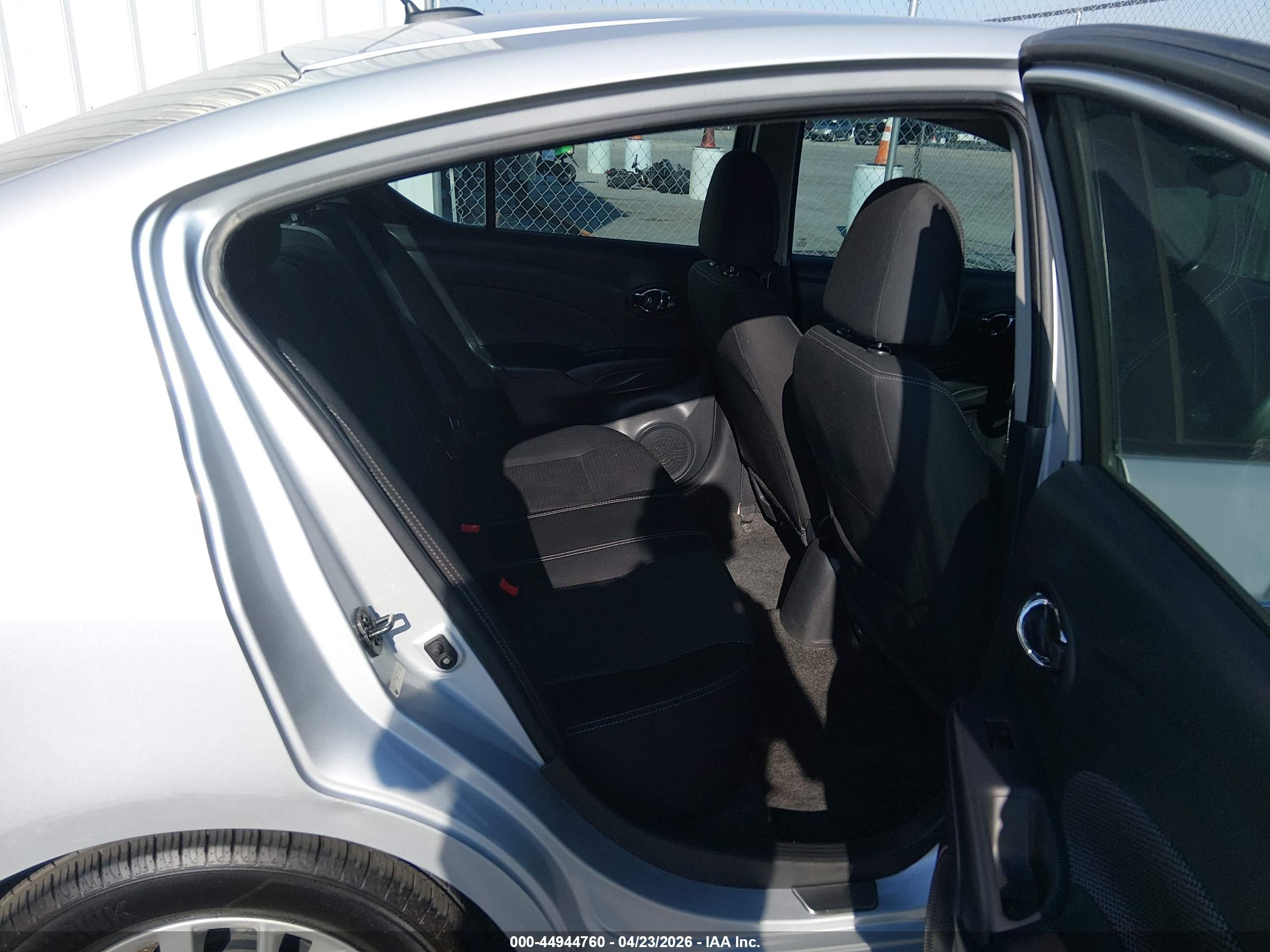 NISSAN VERSA image 8