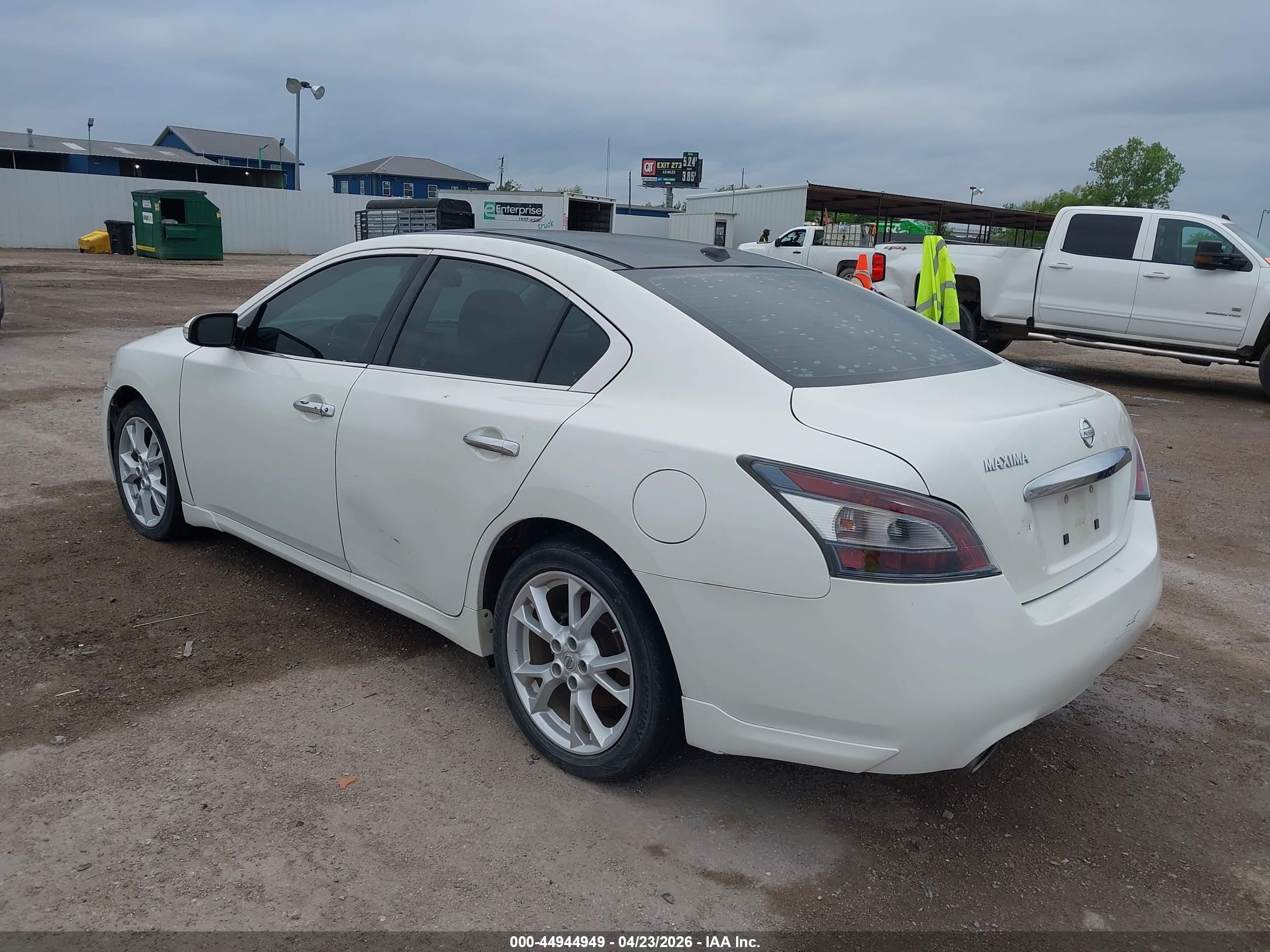NISSAN MAXIMA image 3