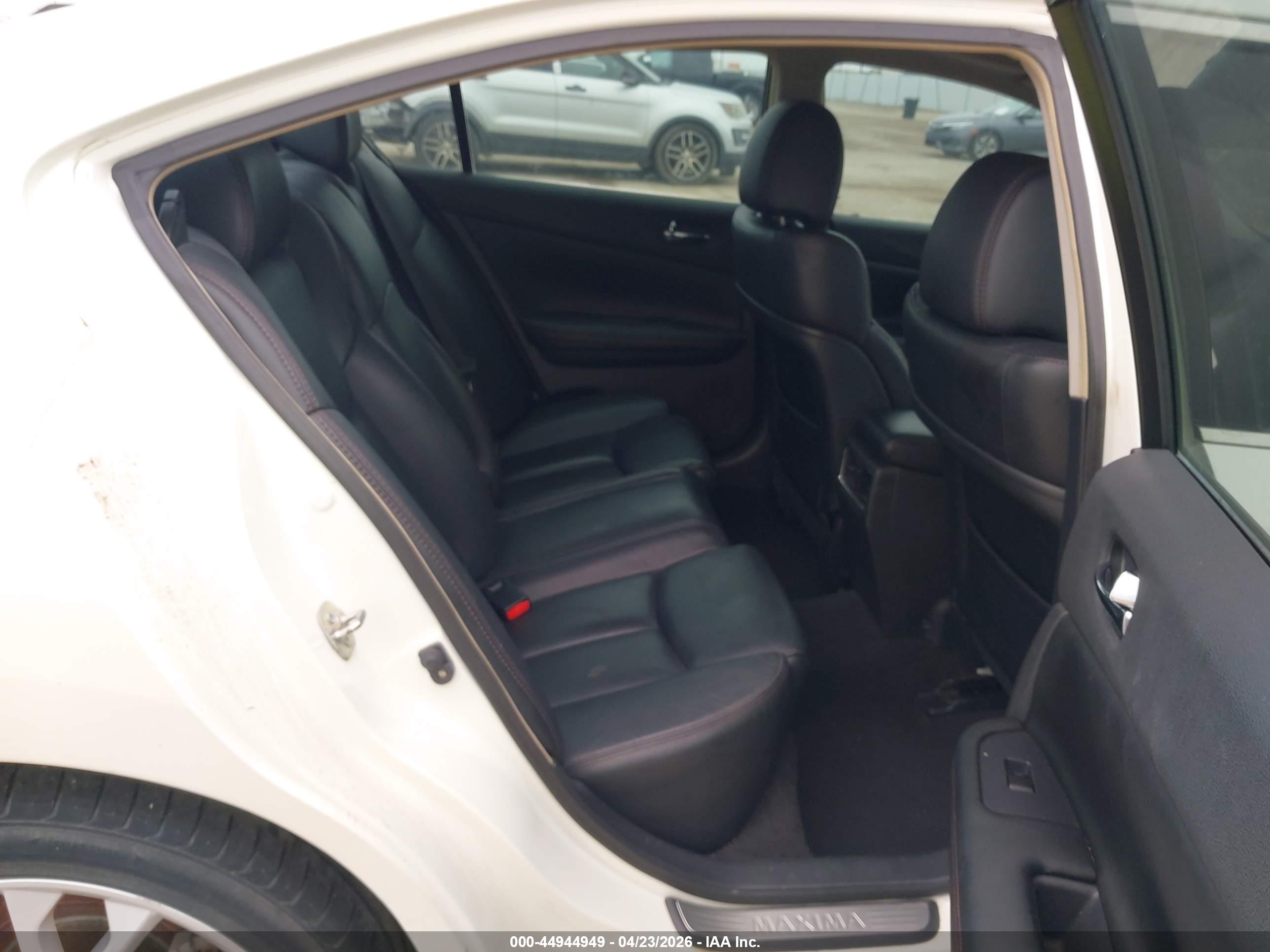 NISSAN MAXIMA image 8