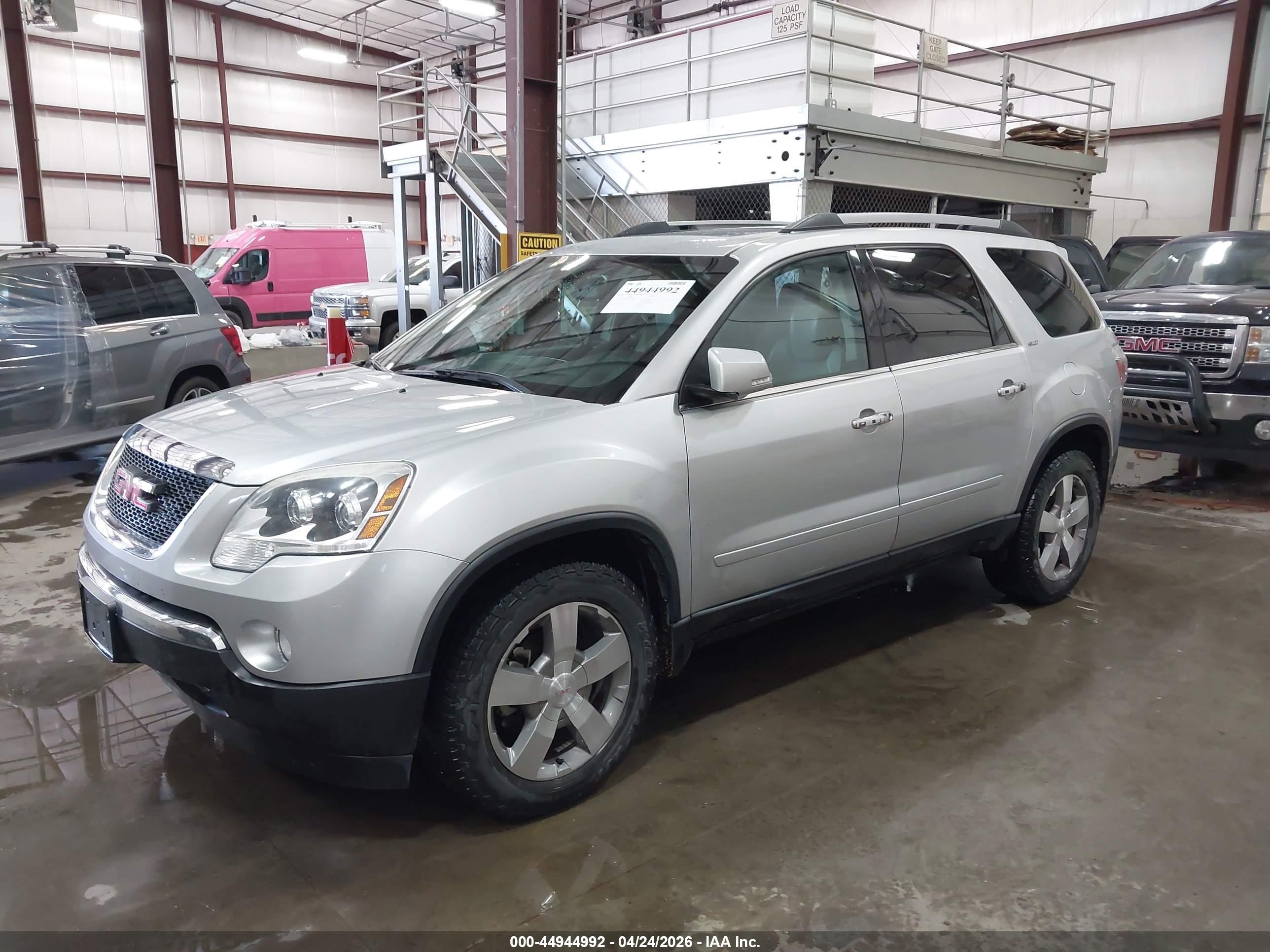 GMC ACADIA image 2
