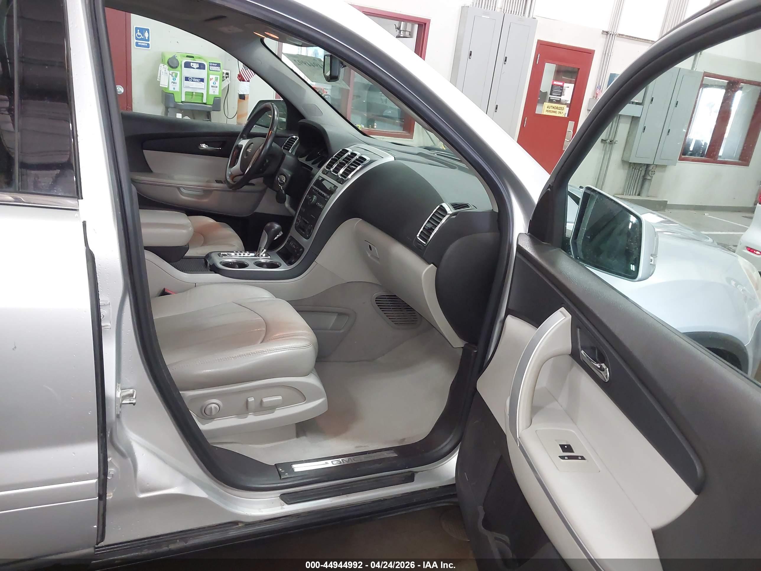GMC ACADIA image 5