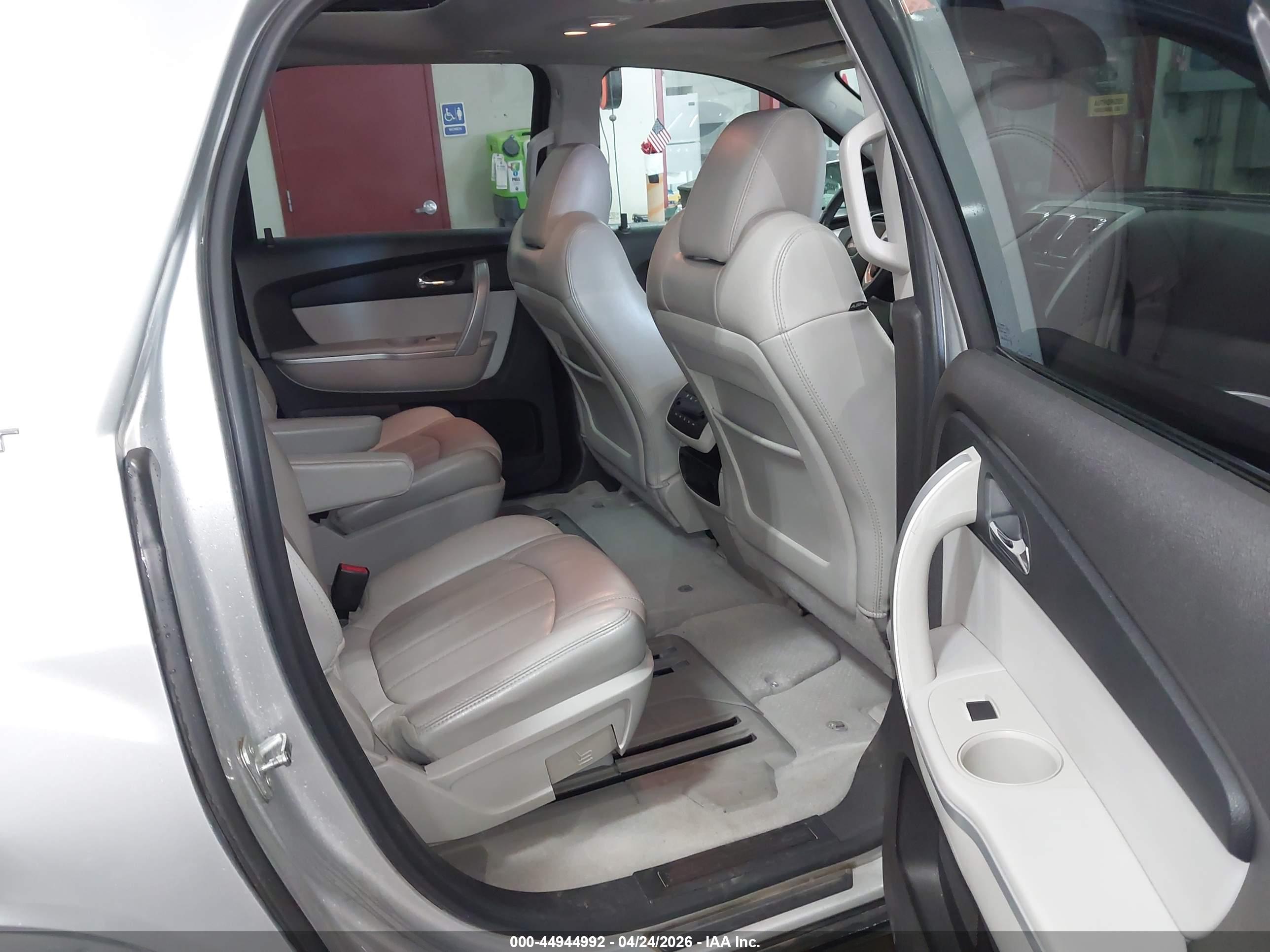 GMC ACADIA image 8