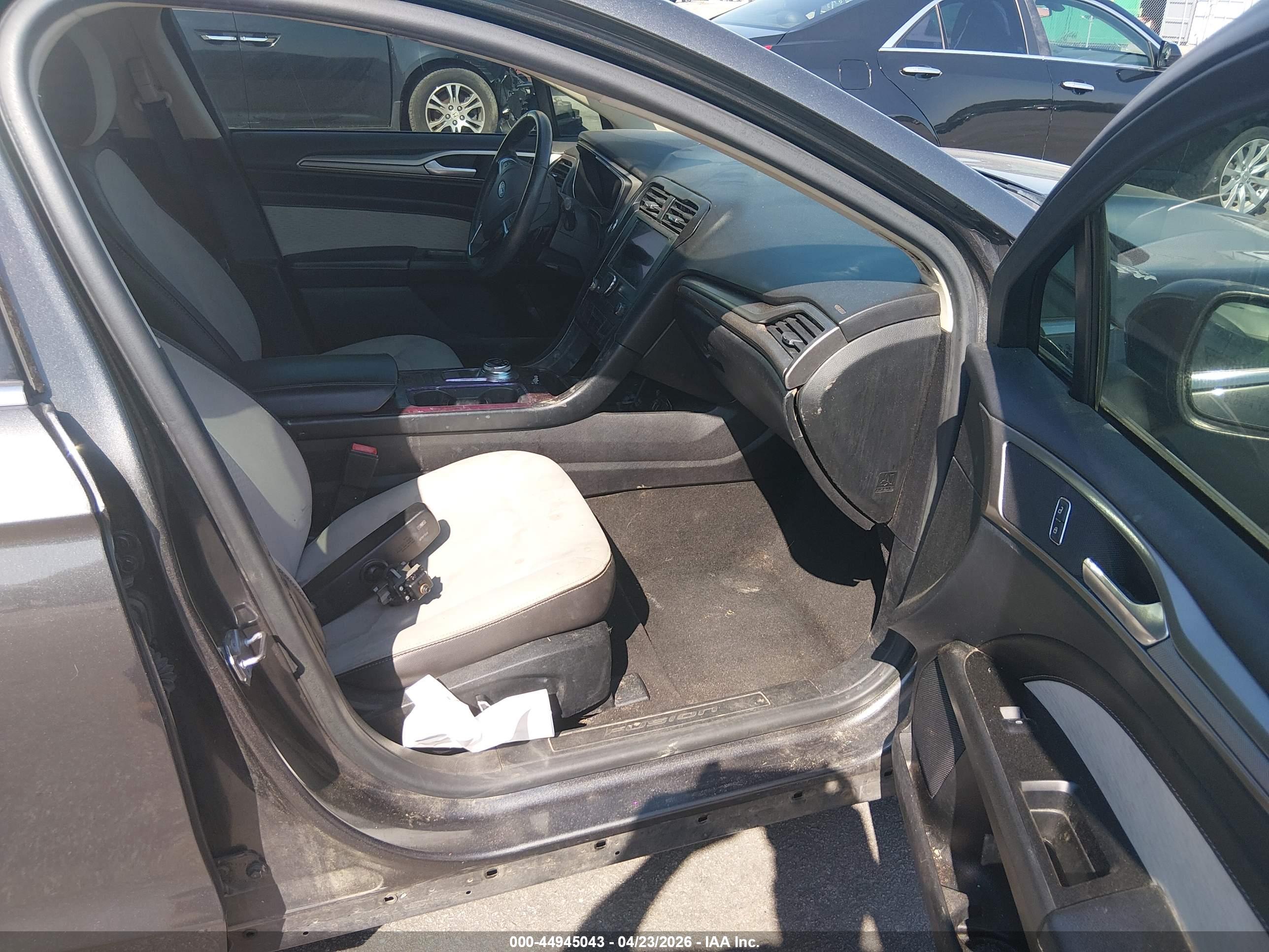 FORD FUSION image 5