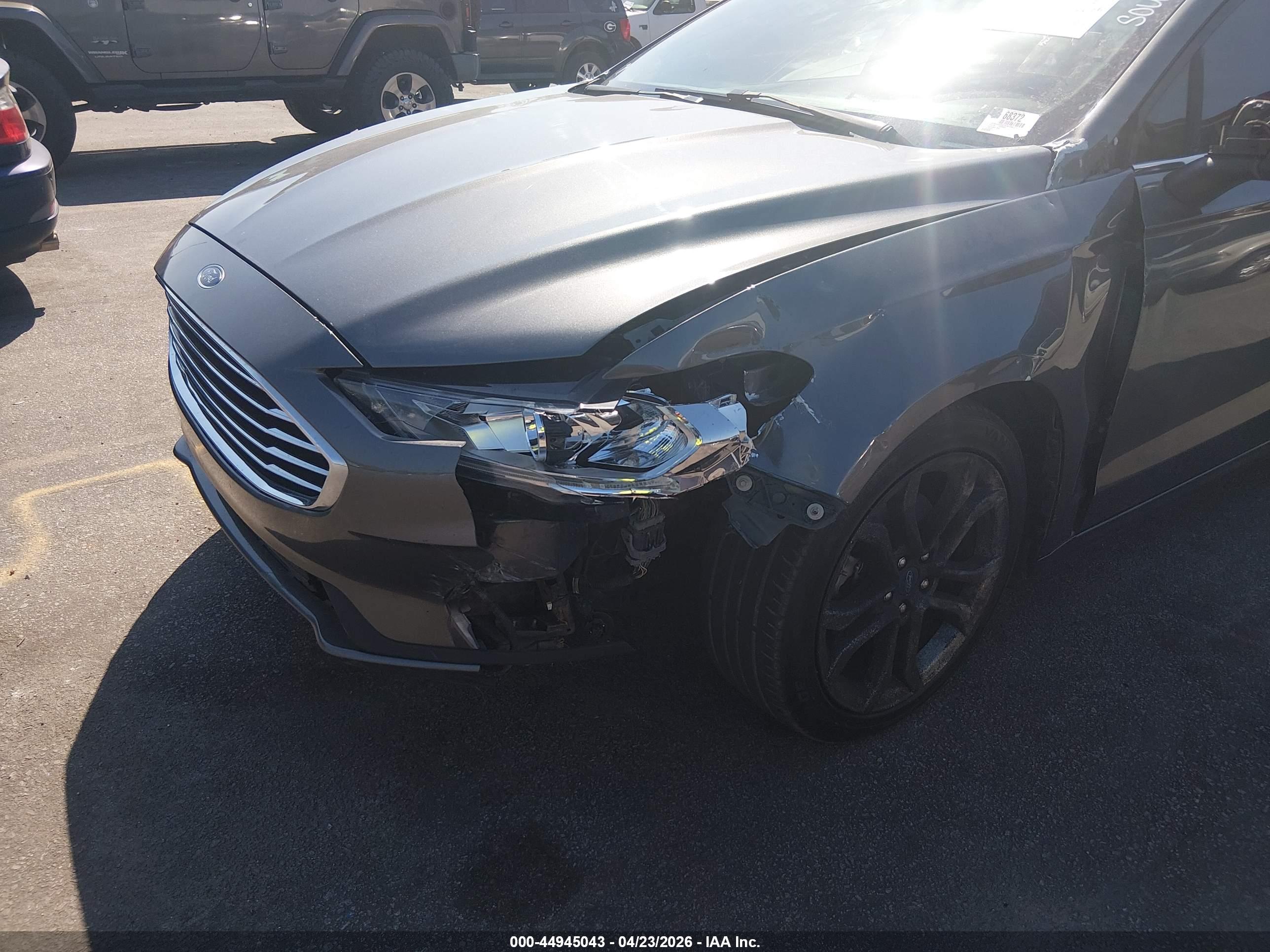 FORD FUSION image 6