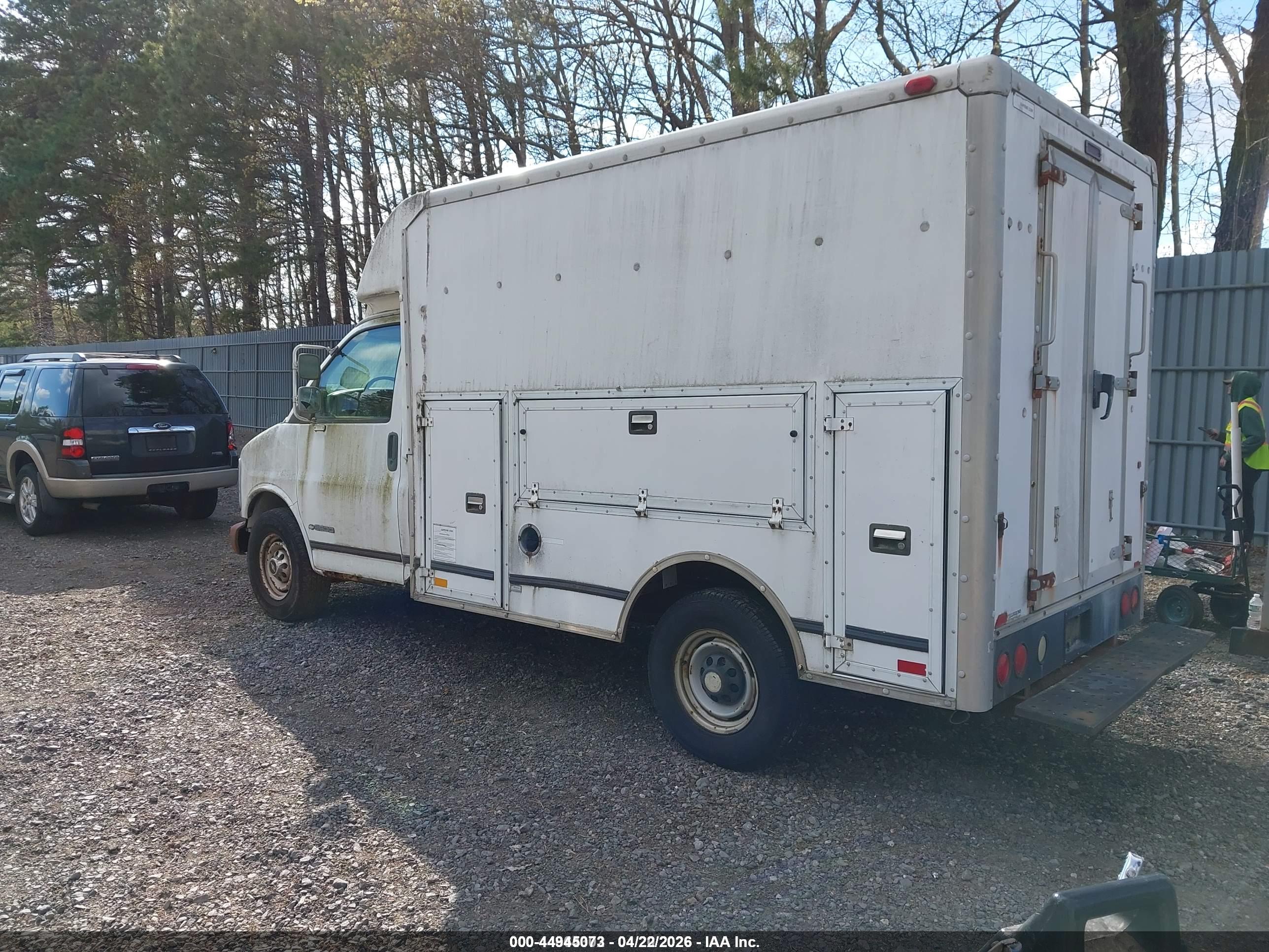 CHEVROLET EXPRESS image 3