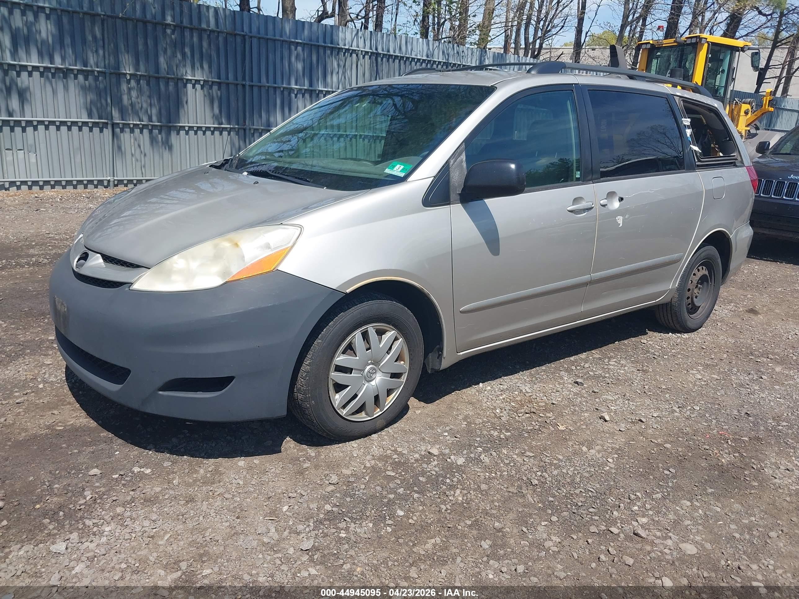 TOYOTA SIENNA image 2