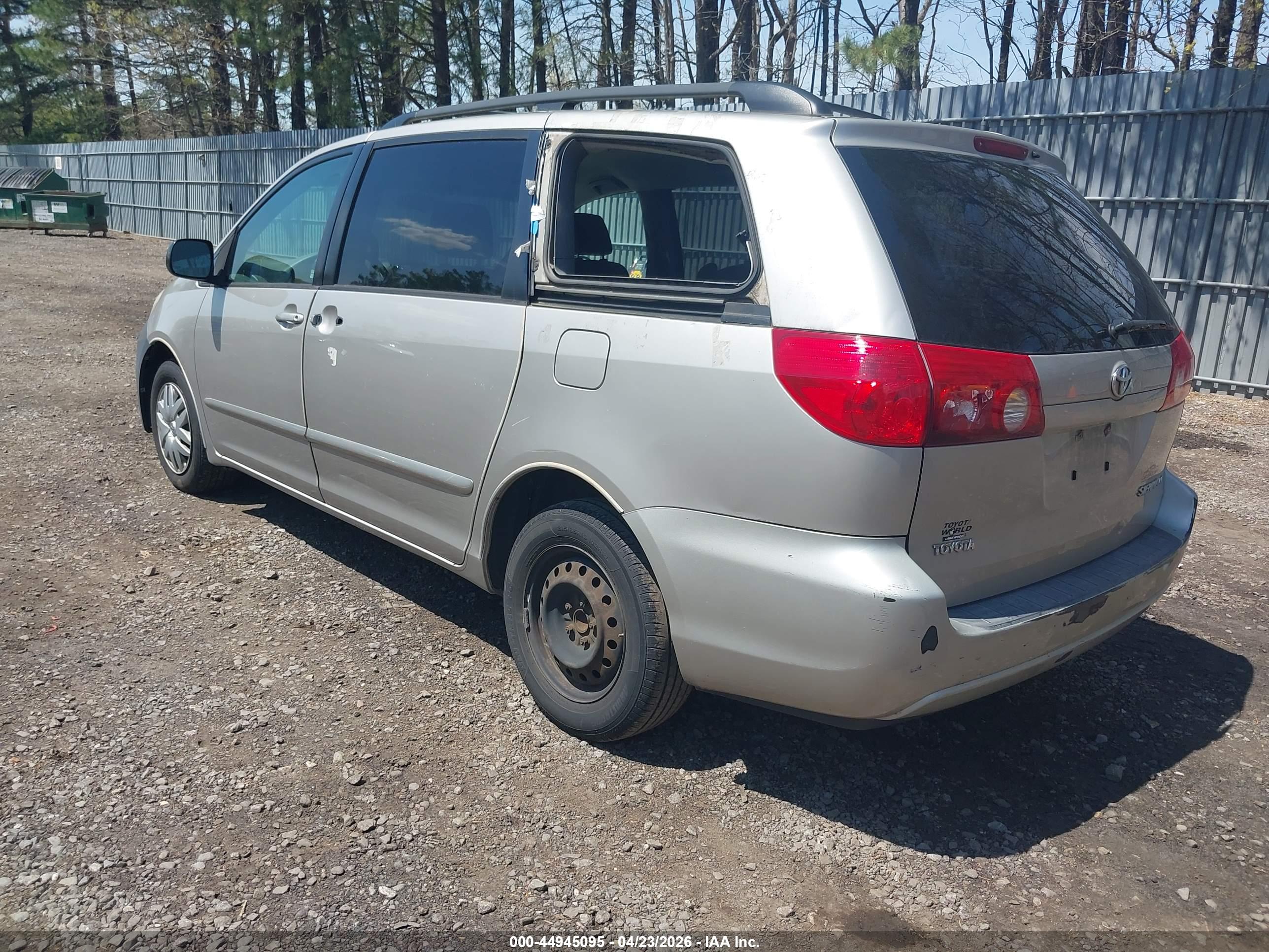 TOYOTA SIENNA image 3