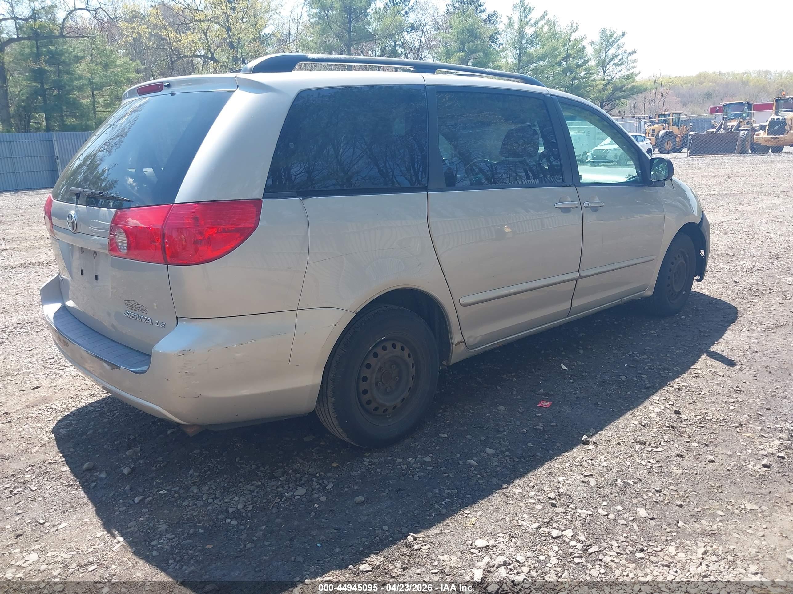 TOYOTA SIENNA image 4