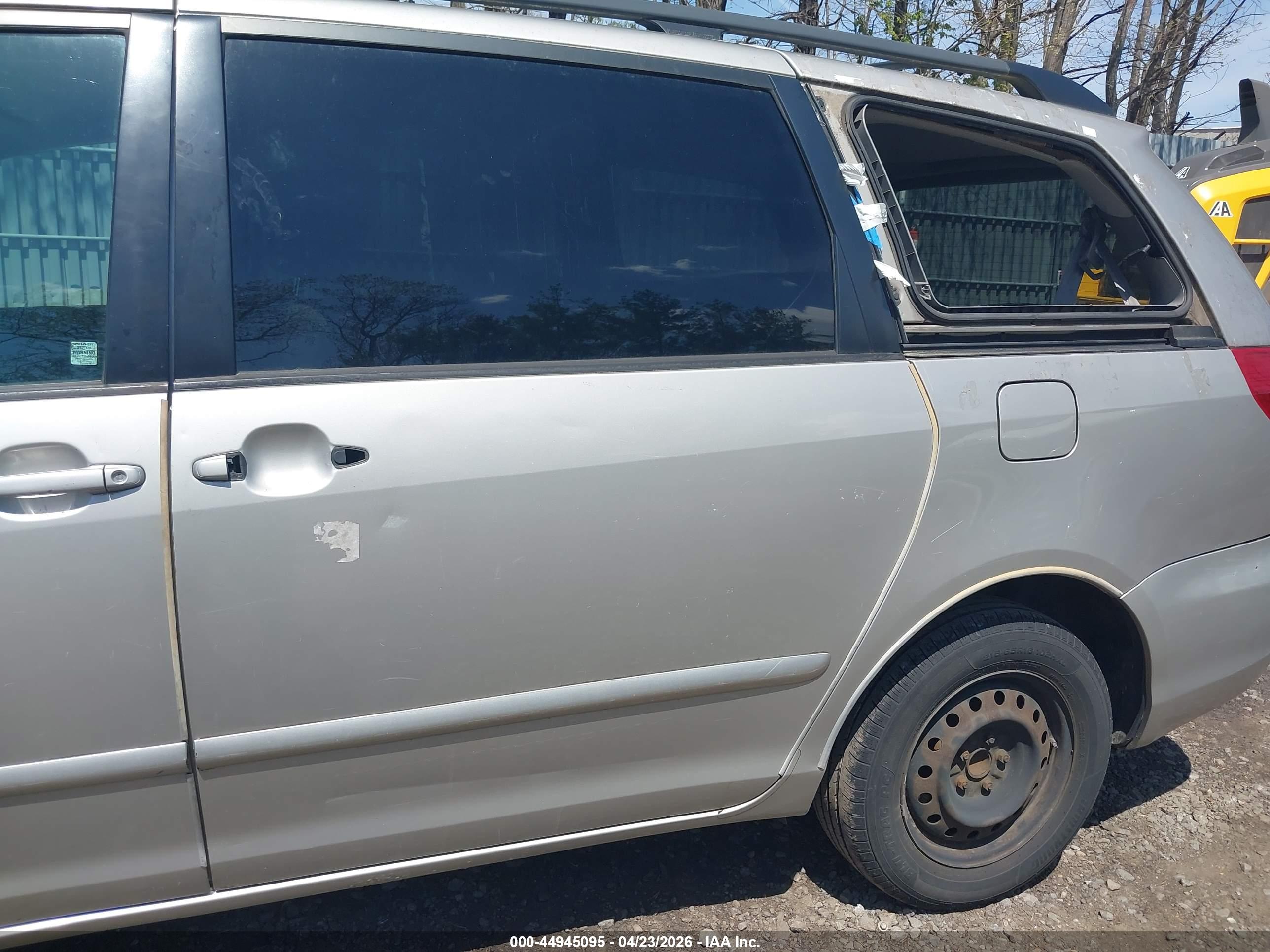 TOYOTA SIENNA image 6