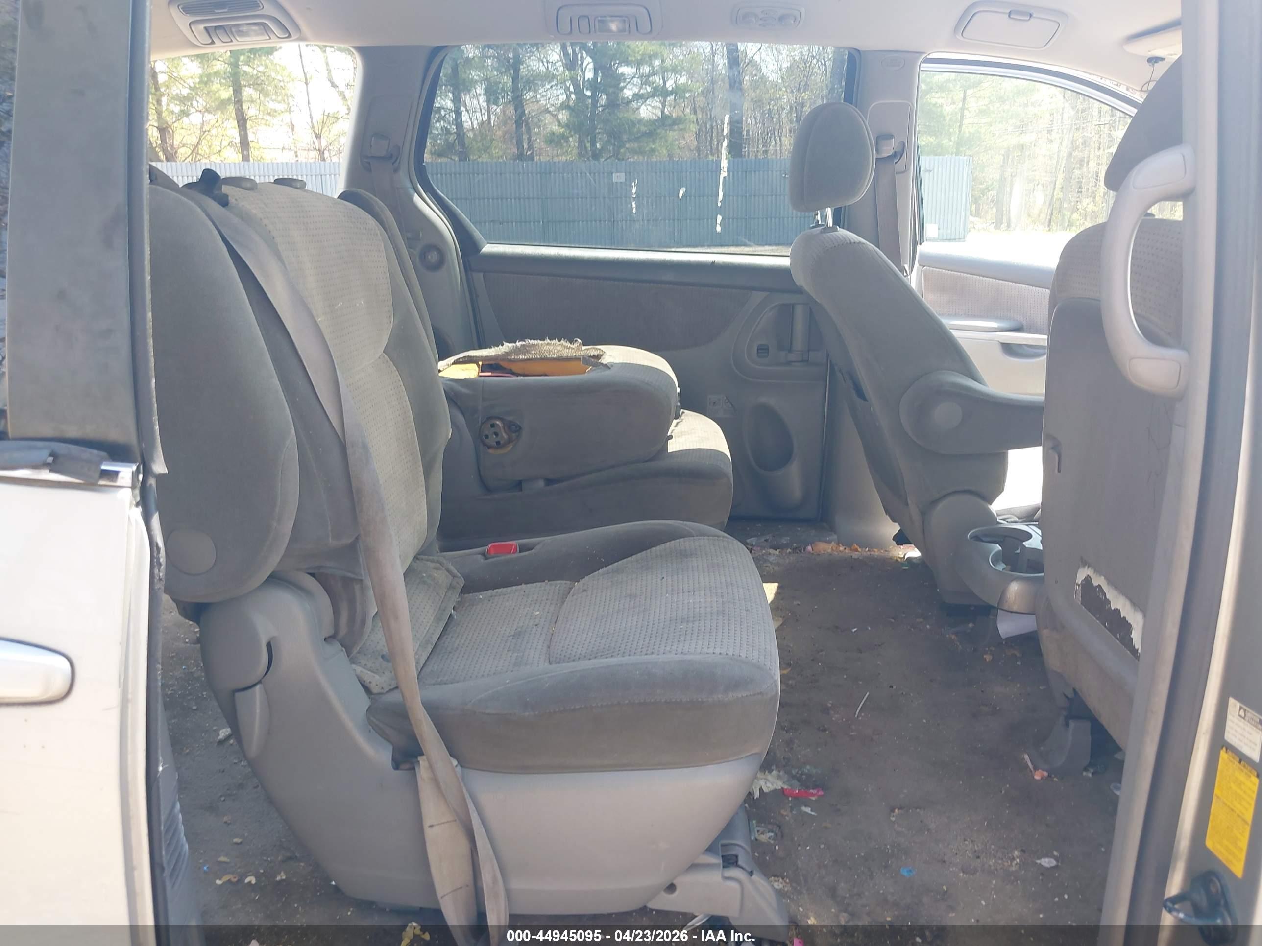 TOYOTA SIENNA image 8