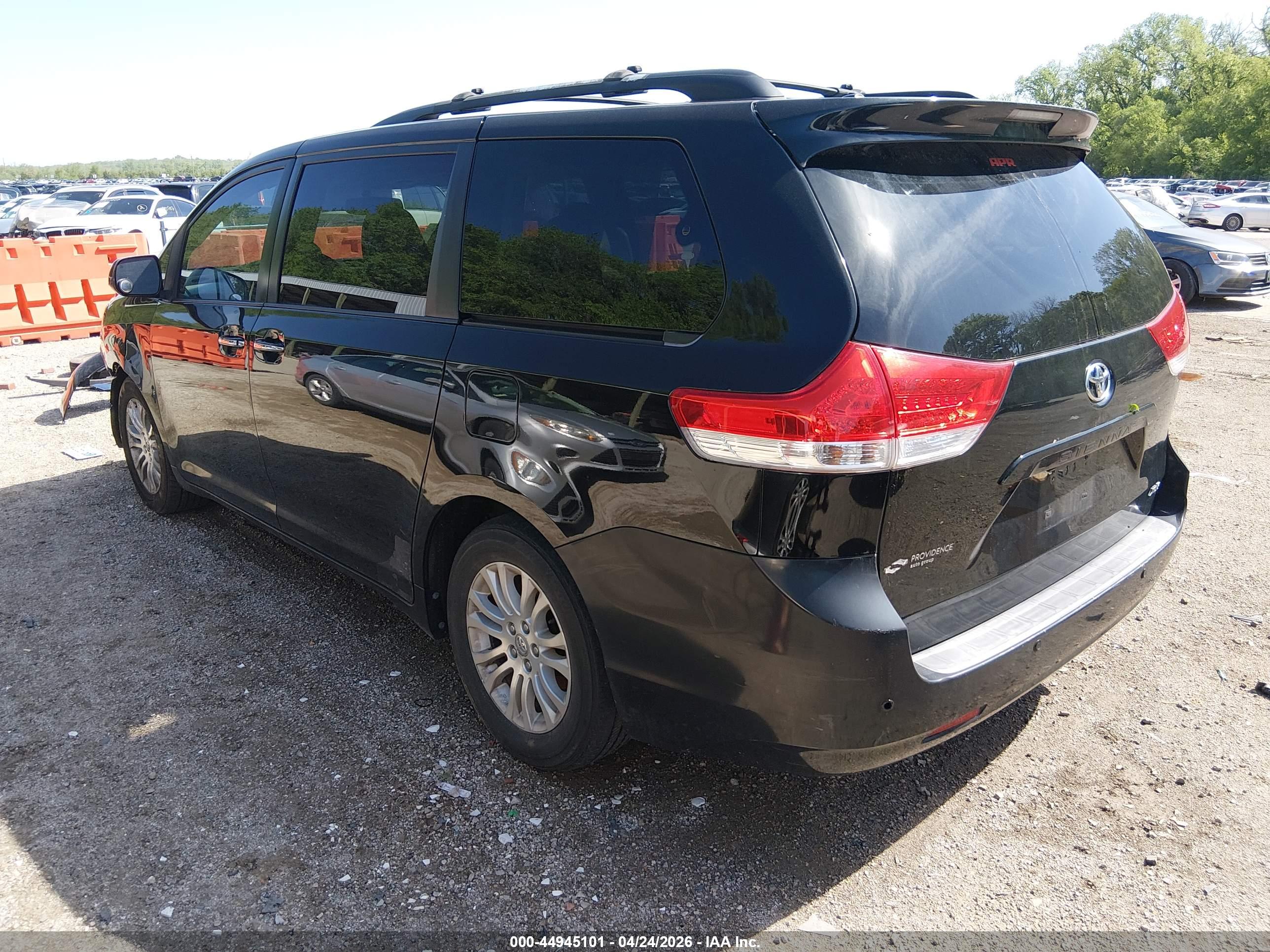 TOYOTA SIENNA image 3