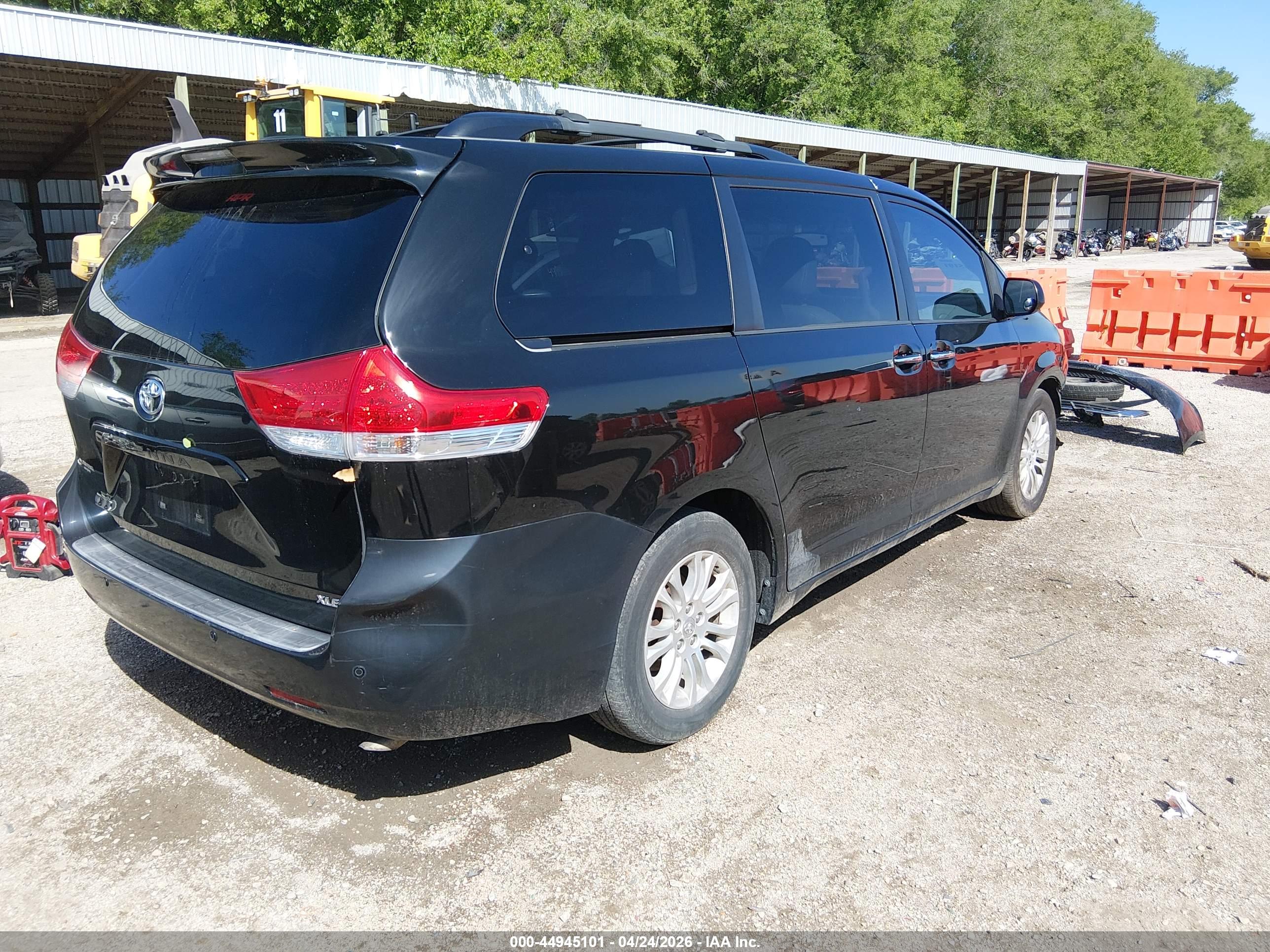 TOYOTA SIENNA image 4