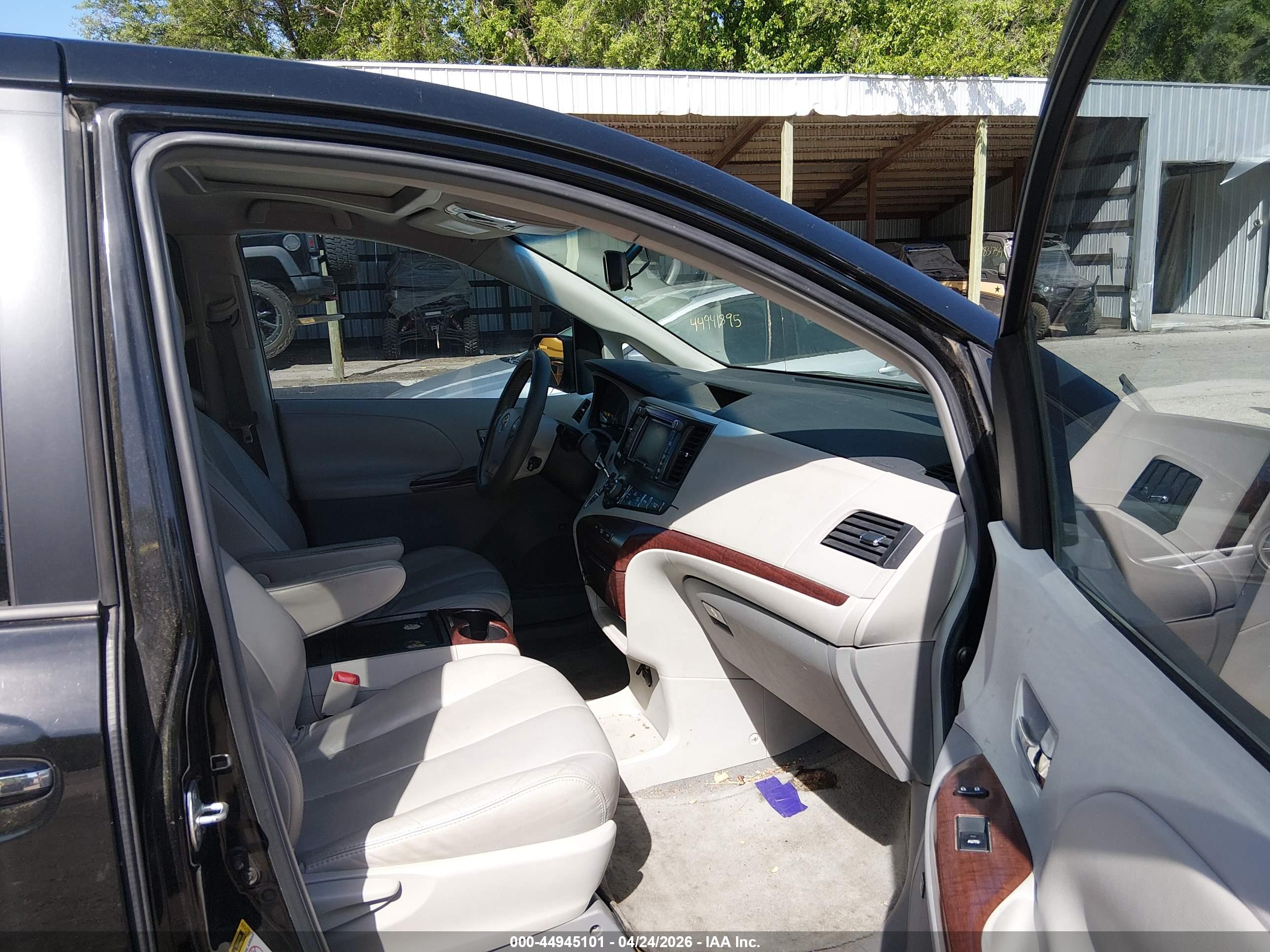 TOYOTA SIENNA image 5