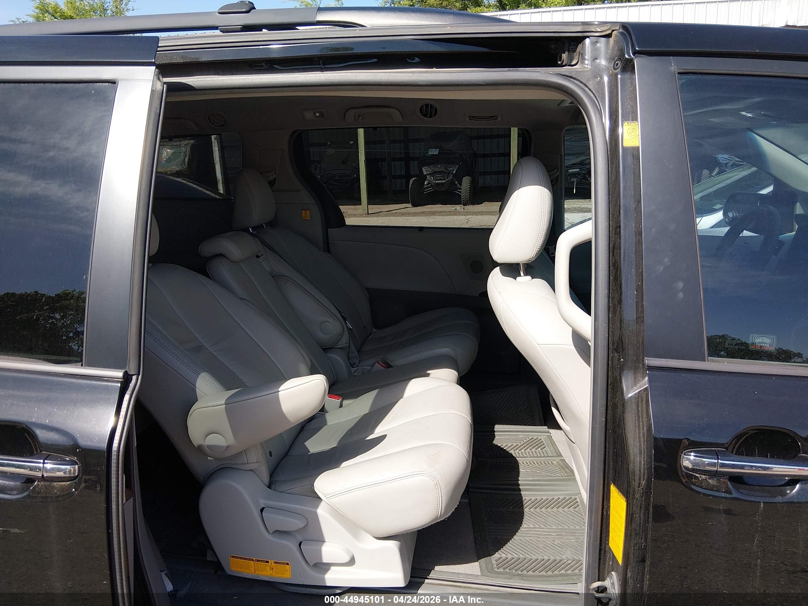 TOYOTA SIENNA image 8