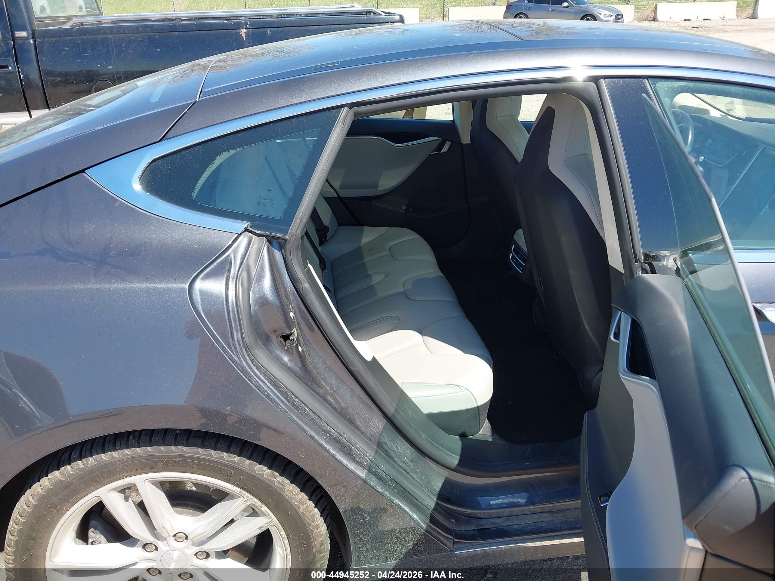 TESLA MODEL image 8