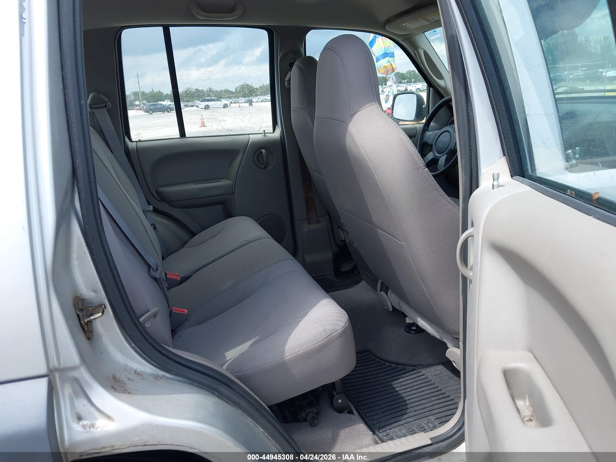 JEEP LIBERTY image 8