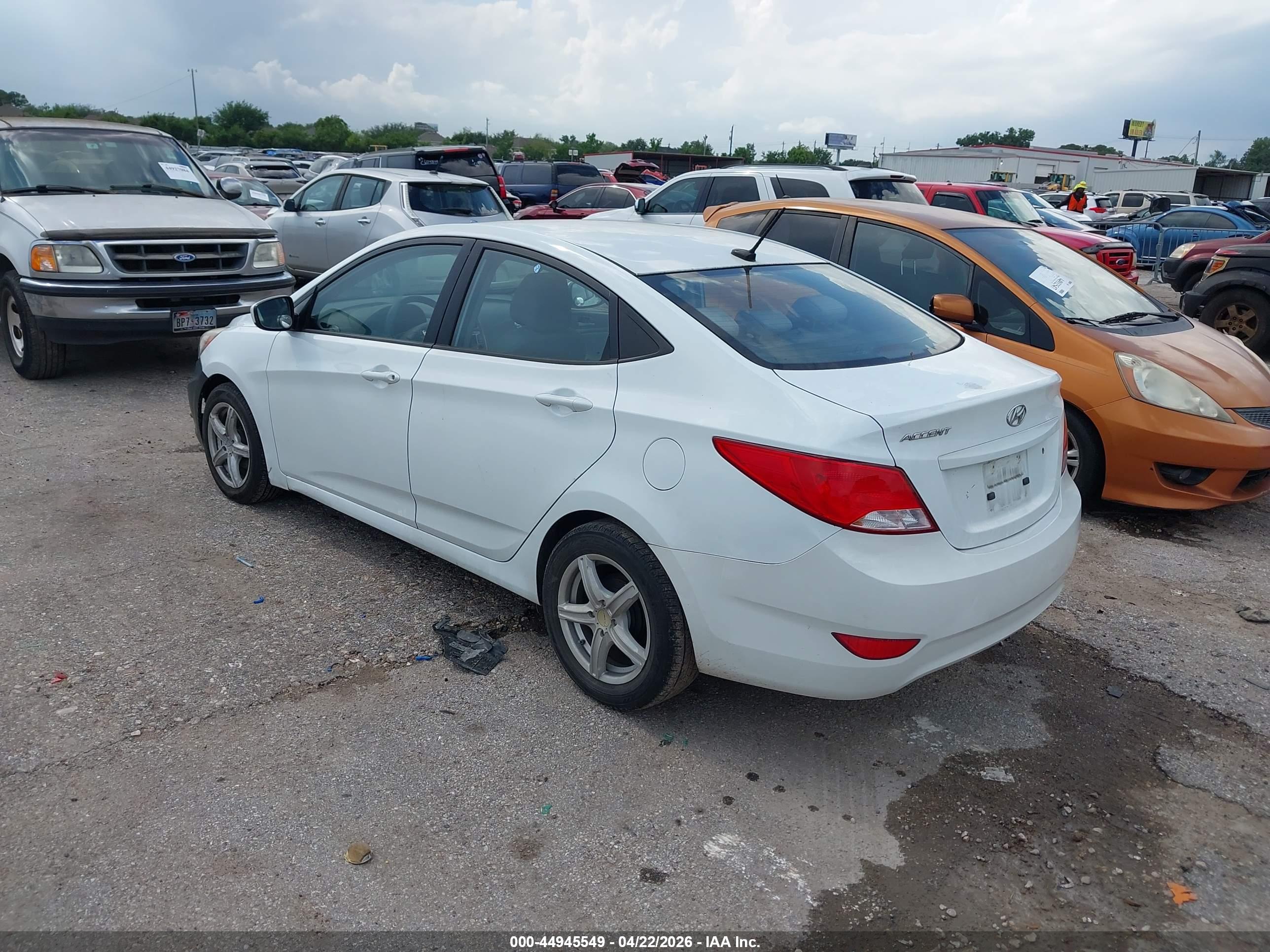 HYUNDAI ACCENT image 3