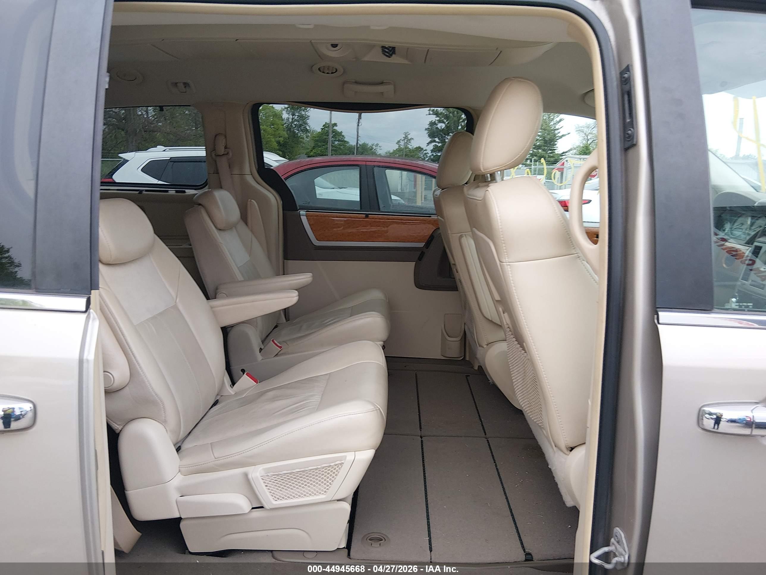 CHRYSLER TOWN image 8