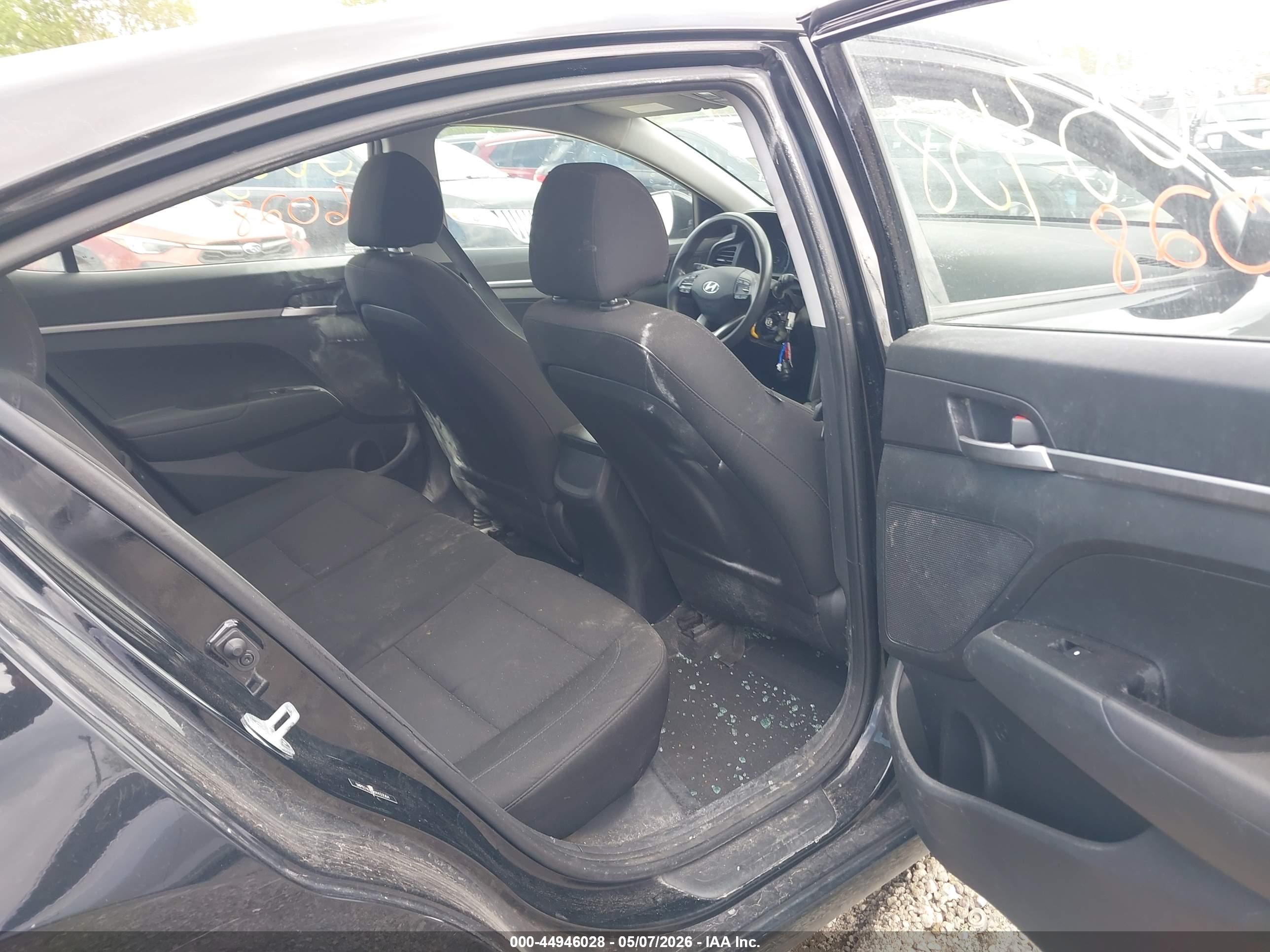 HYUNDAI ELANTRA image 8