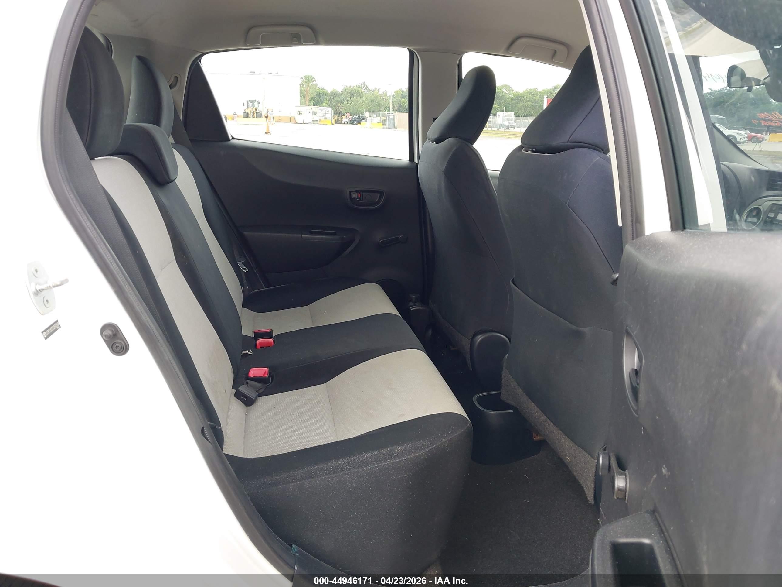 TOYOTA YARIS image 8