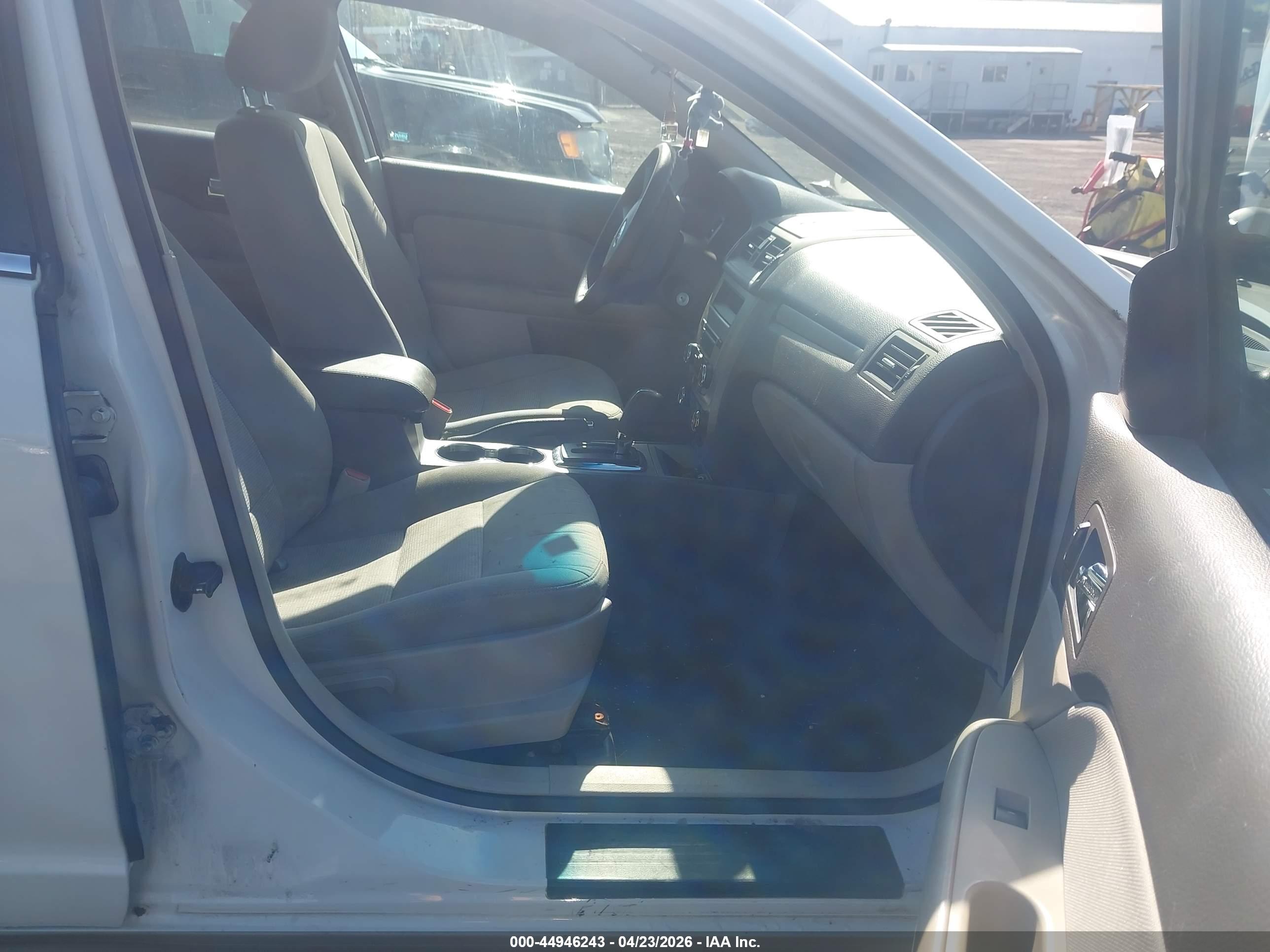 FORD FUSION image 5