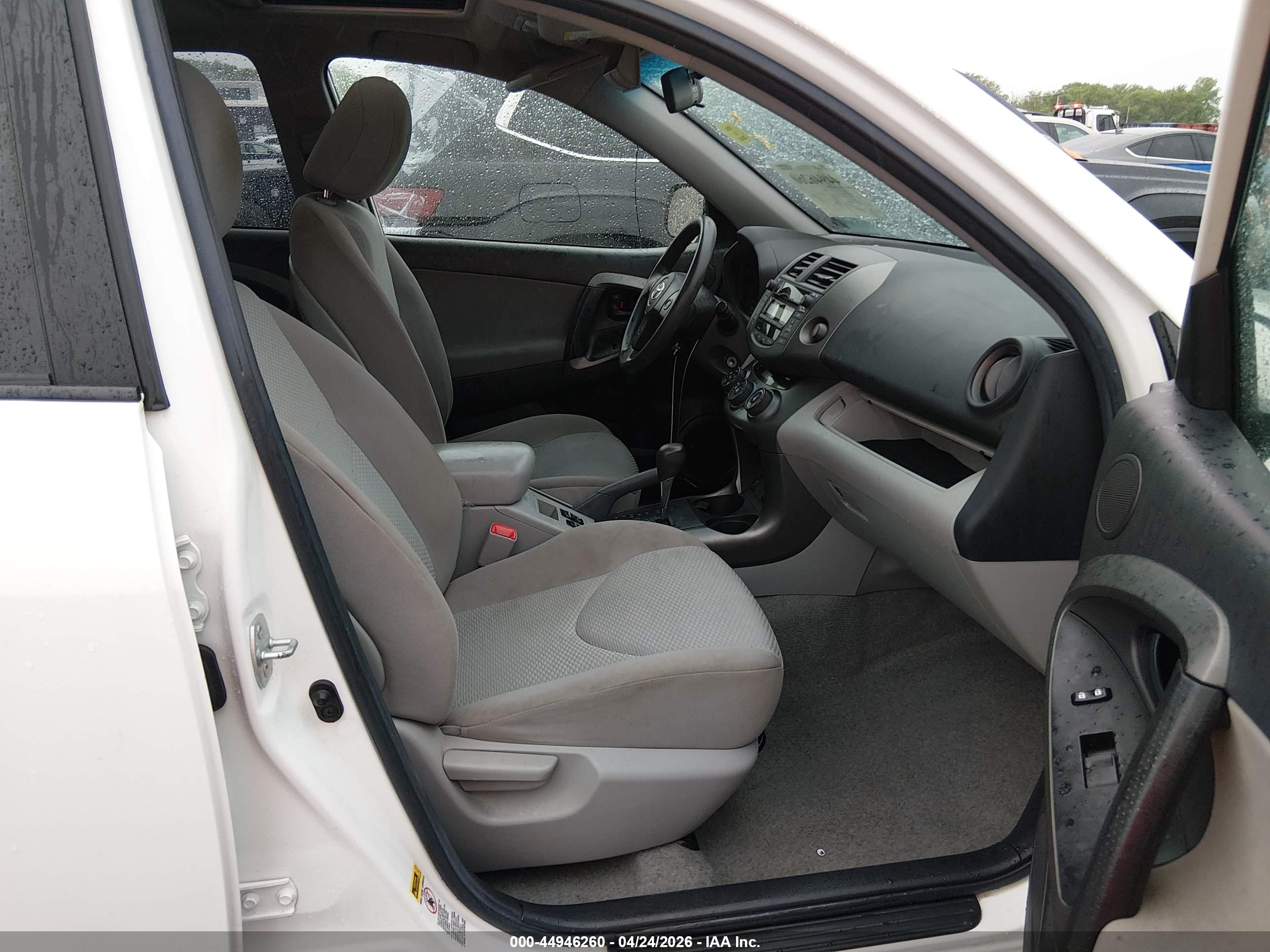 TOYOTA RAV4 image 5