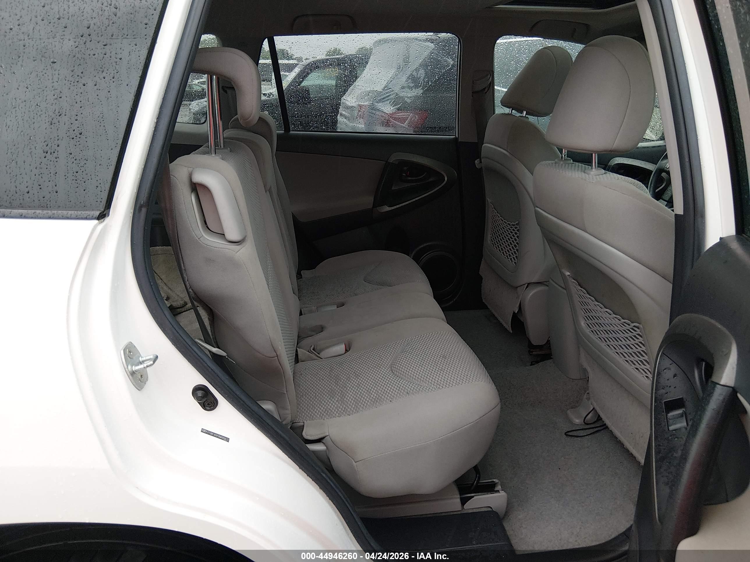 TOYOTA RAV4 image 8