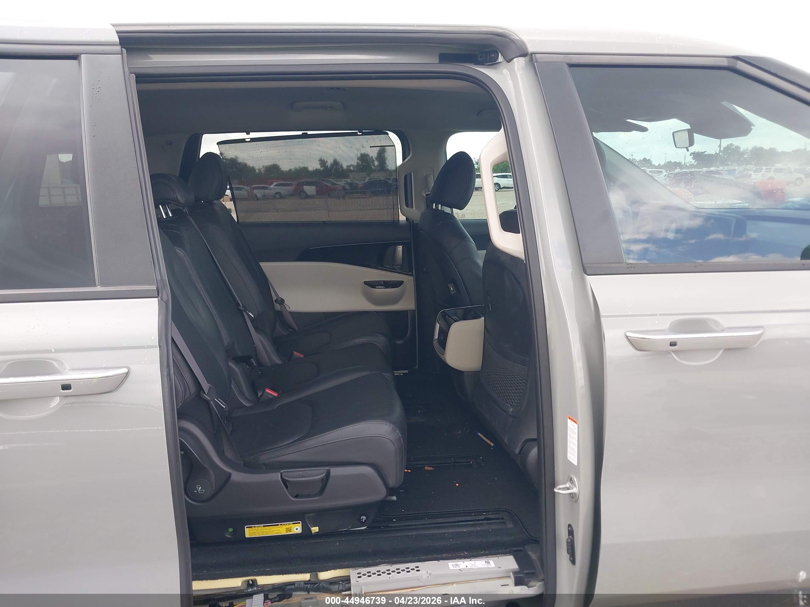 KIA CARNIVAL image 8