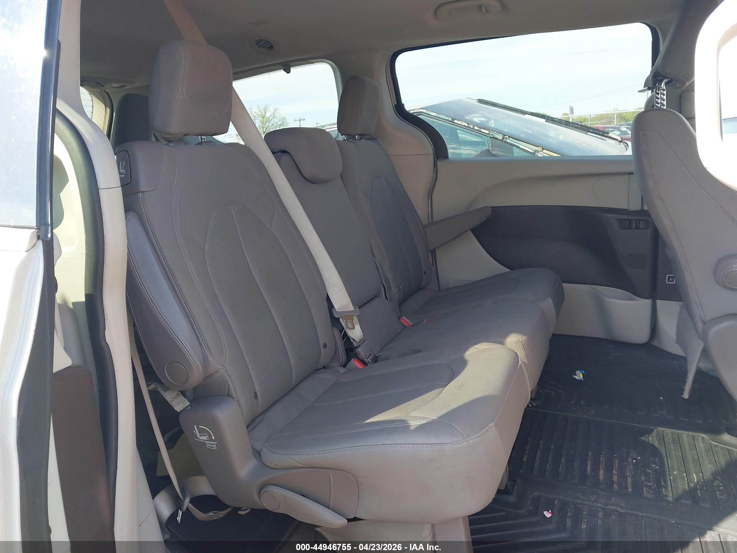 CHRYSLER PACIFICA image 8