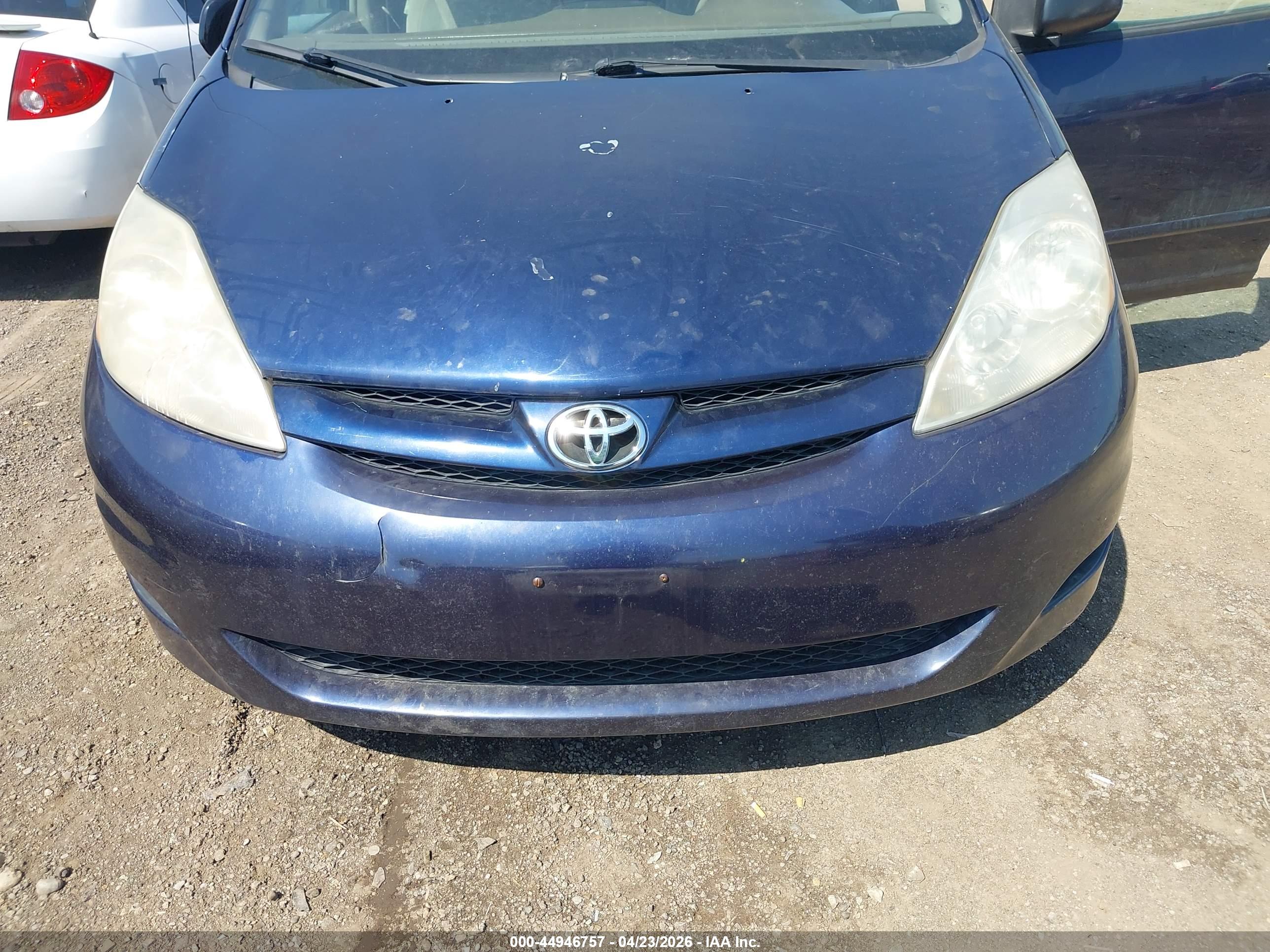 TOYOTA SIENNA image 6
