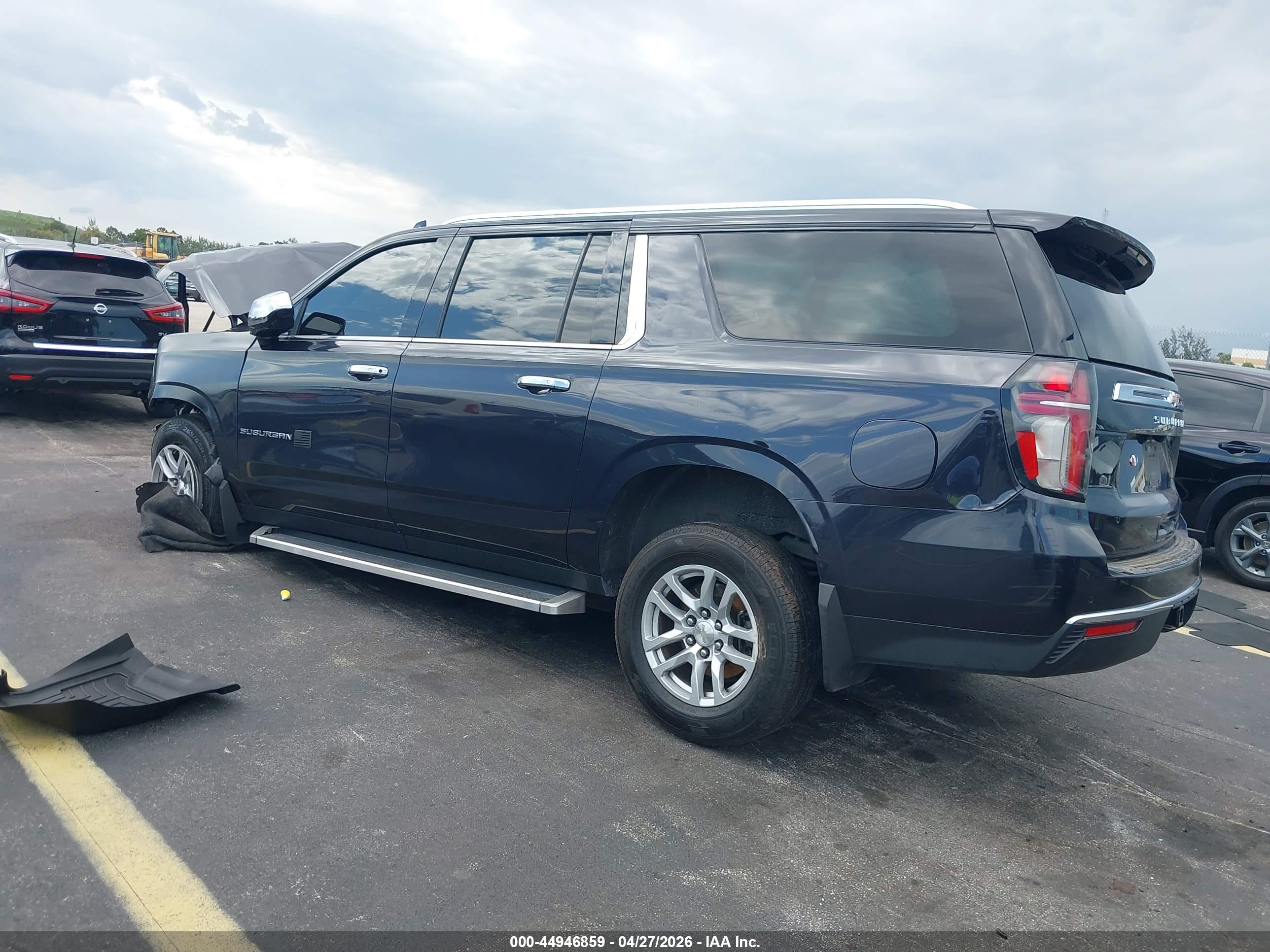 CHEVROLET SUBURBAN image 3