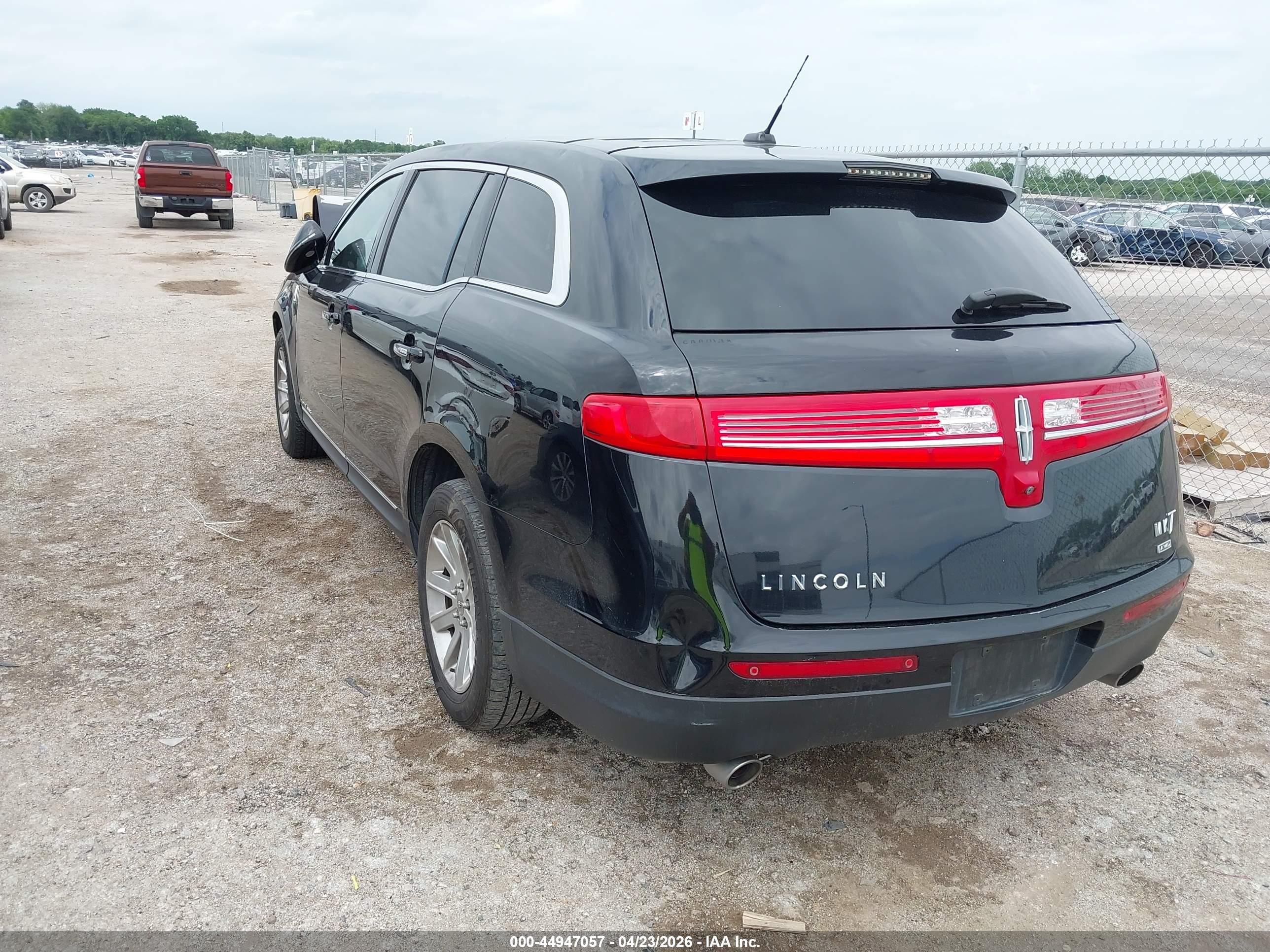 LINCOLN MKT image 3