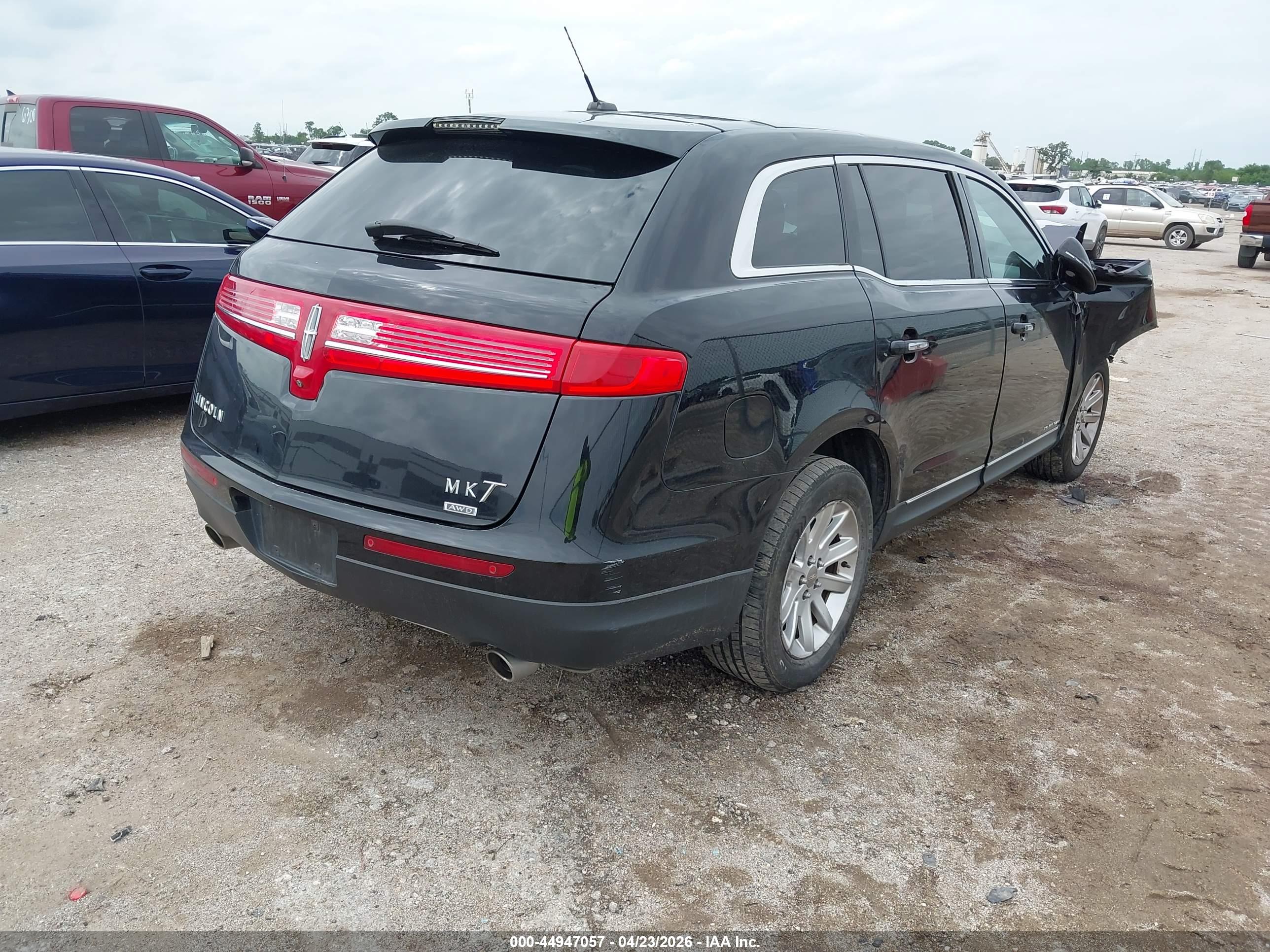 LINCOLN MKT image 4