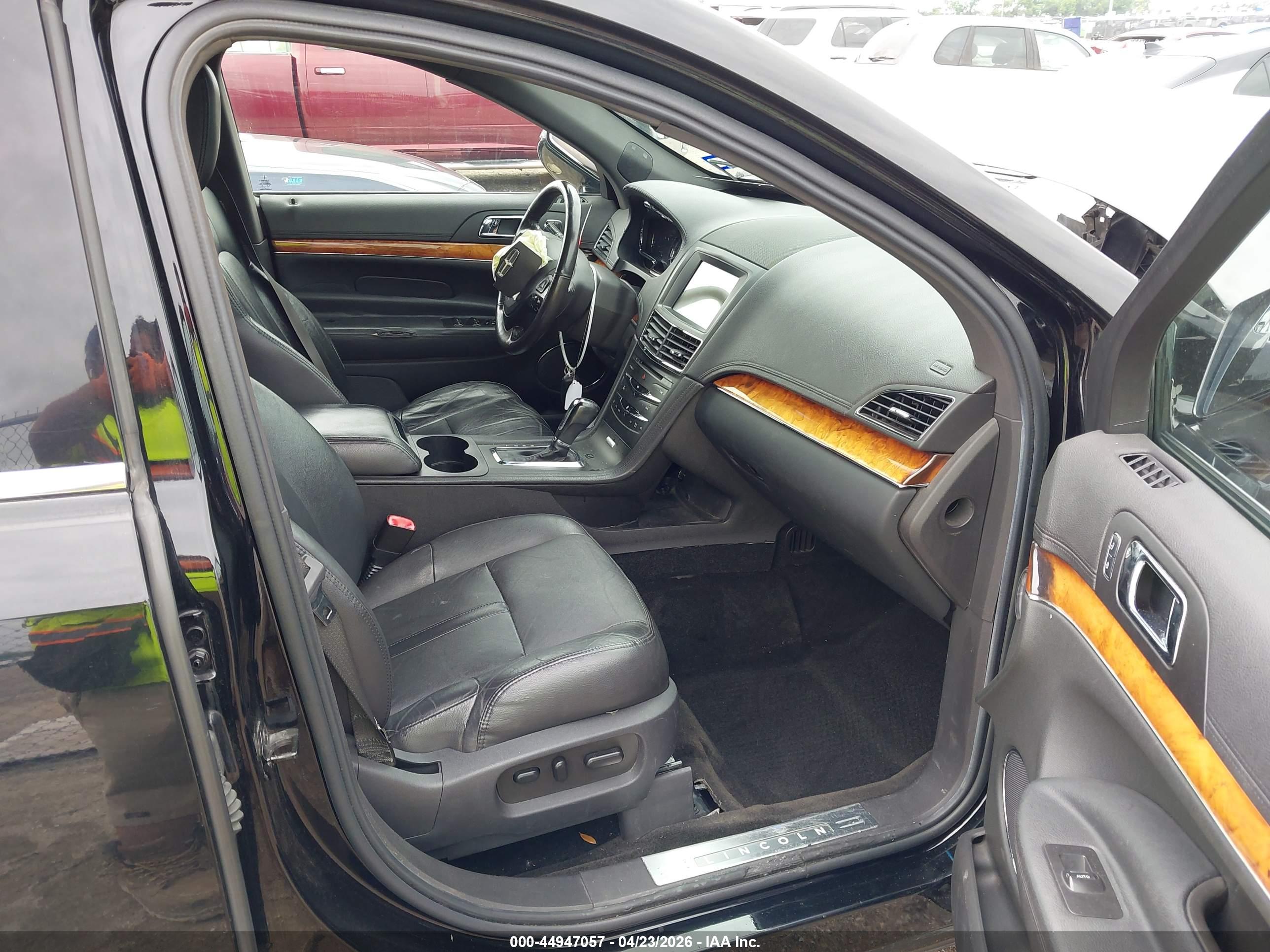 LINCOLN MKT image 5