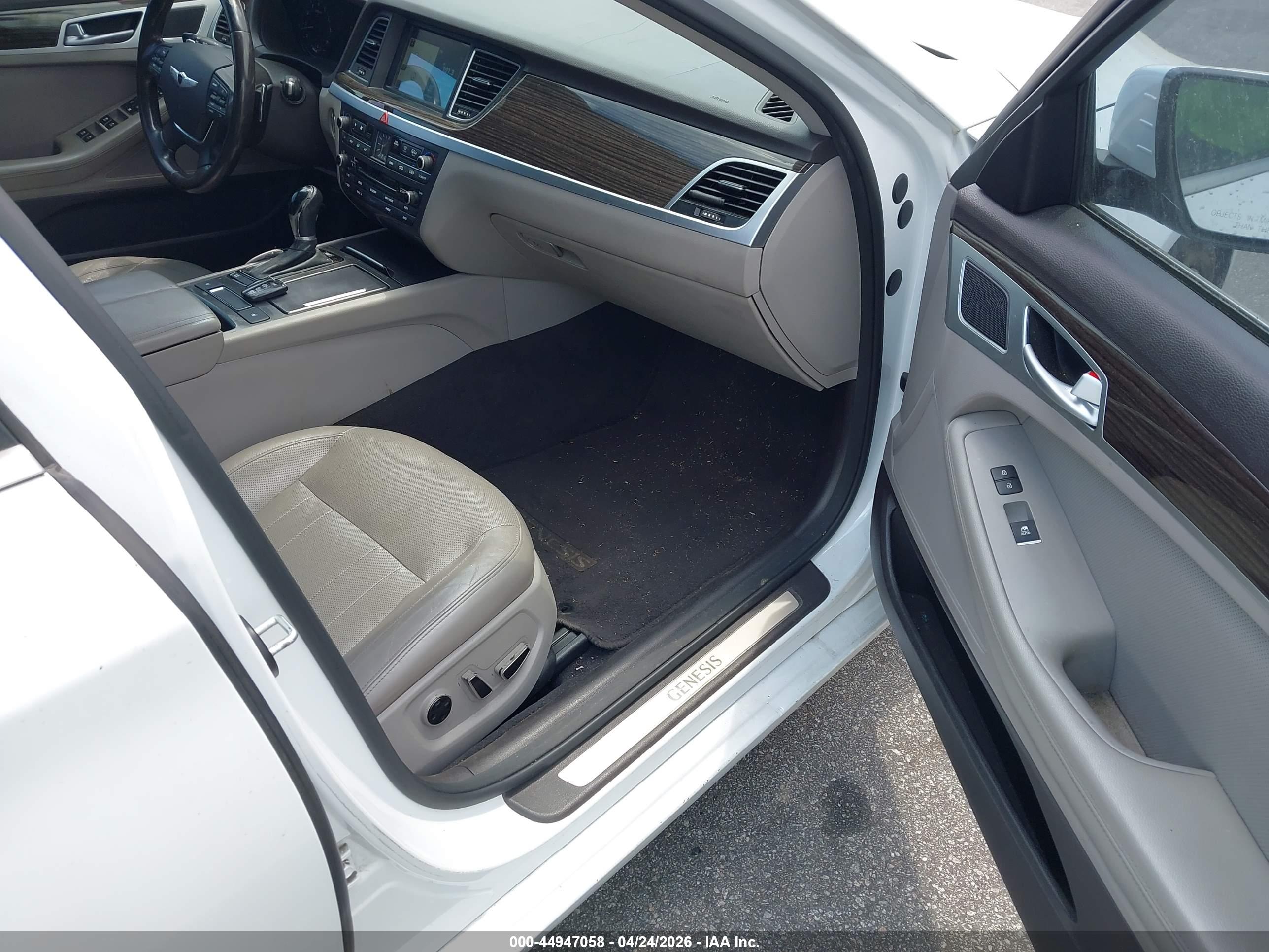 HYUNDAI GENESIS image 5