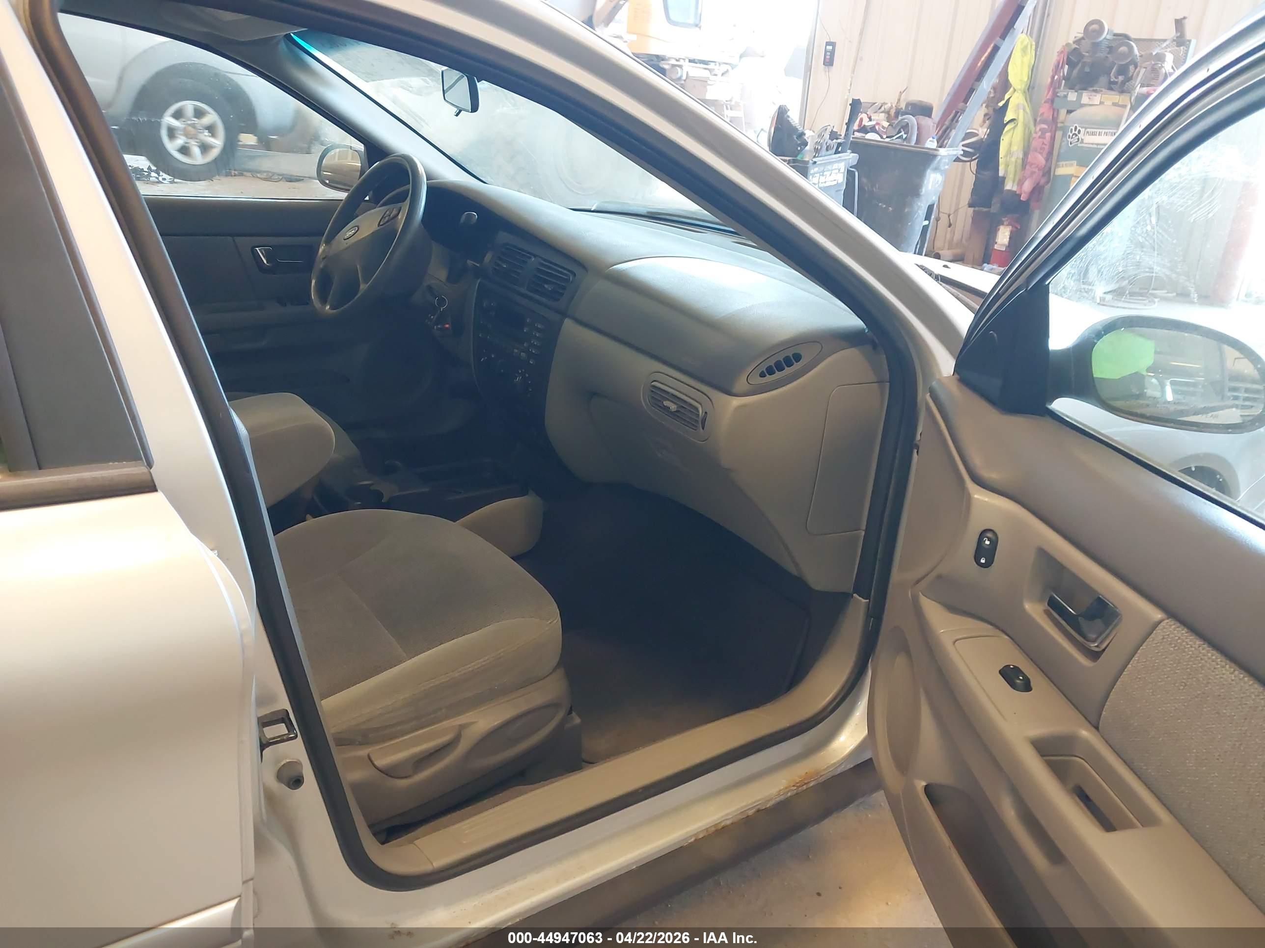 FORD TAURUS image 5