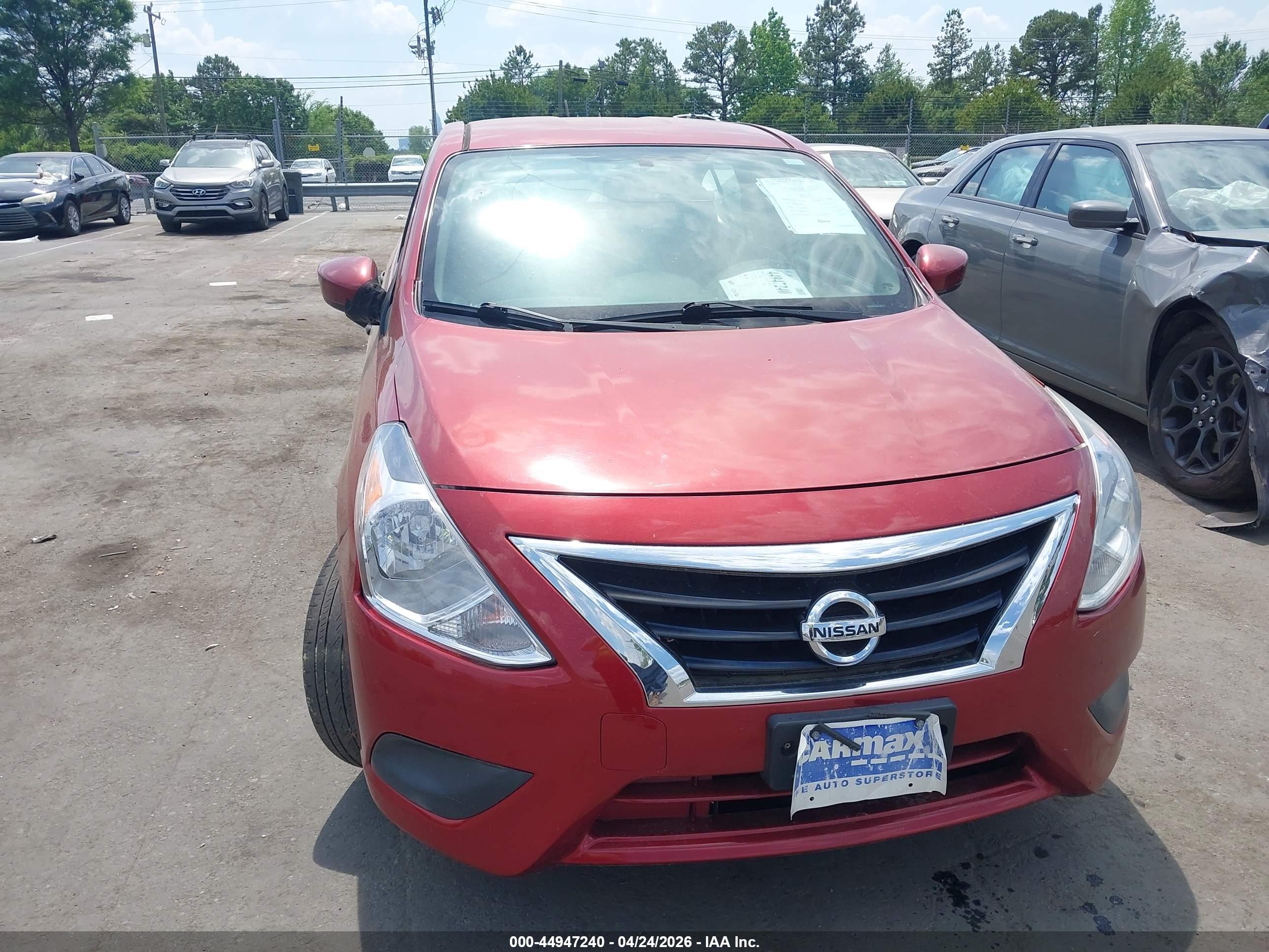 NISSAN VERSA image 6