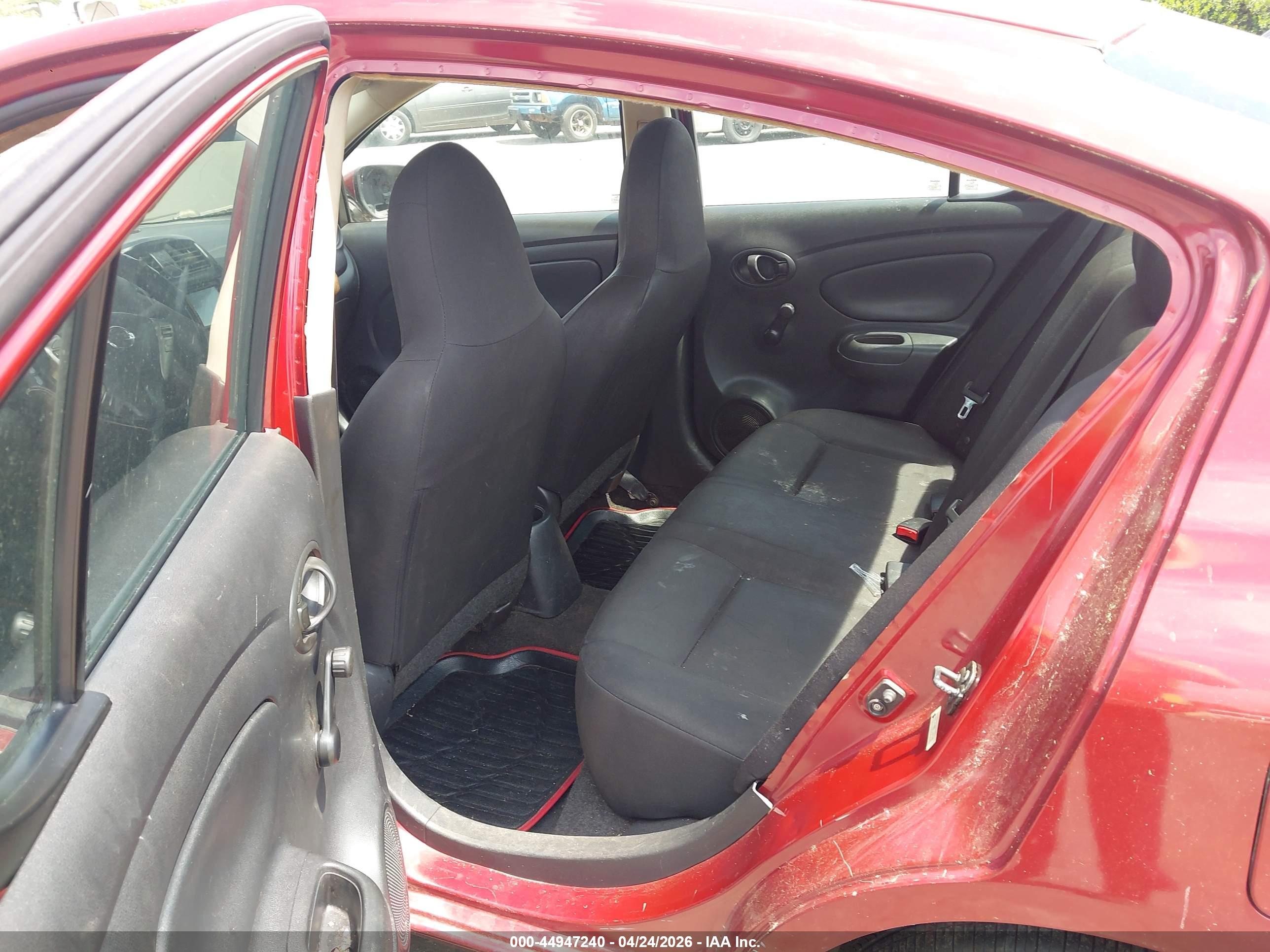 NISSAN VERSA image 8