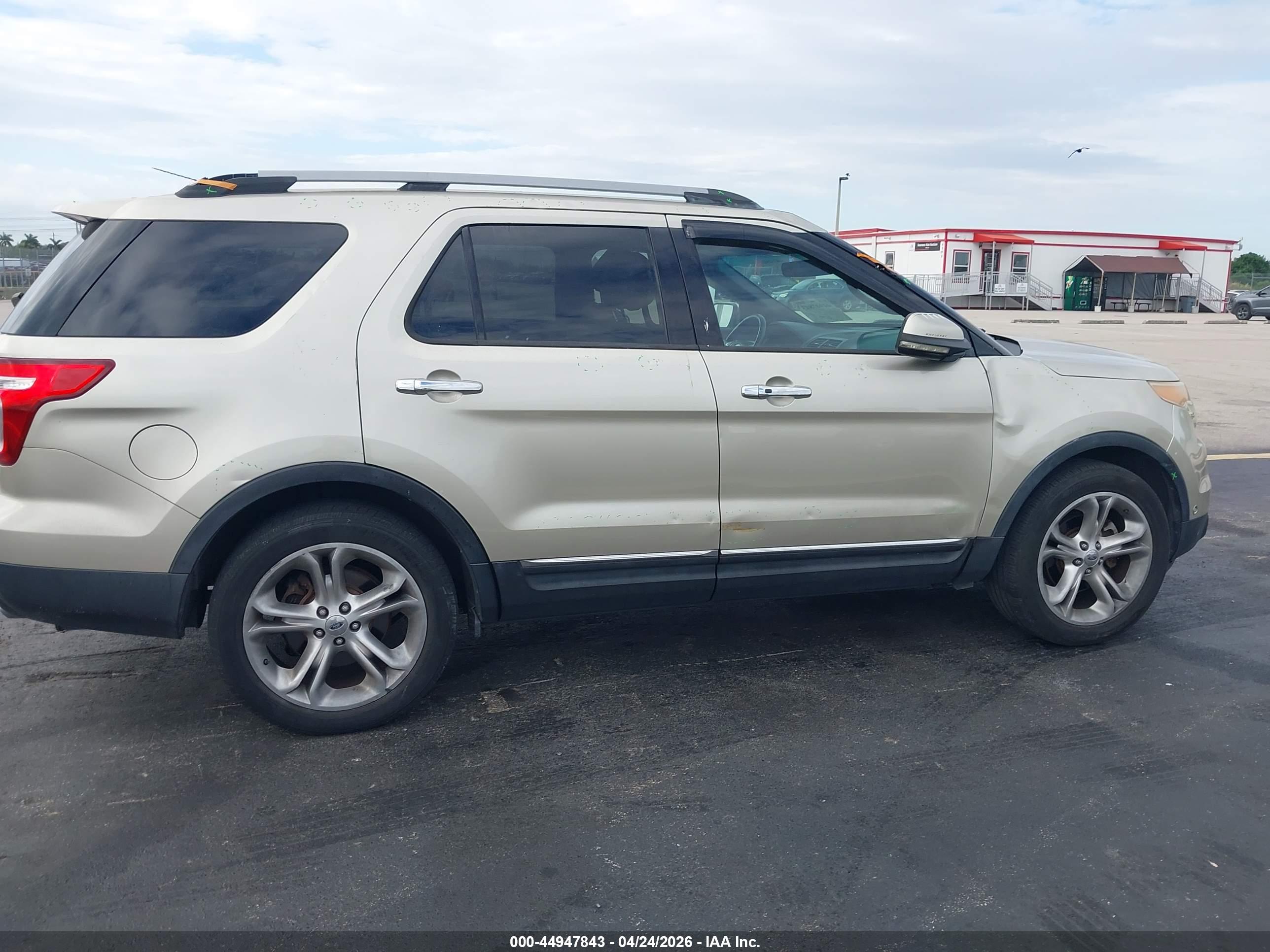 FORD EXPLORER image 6