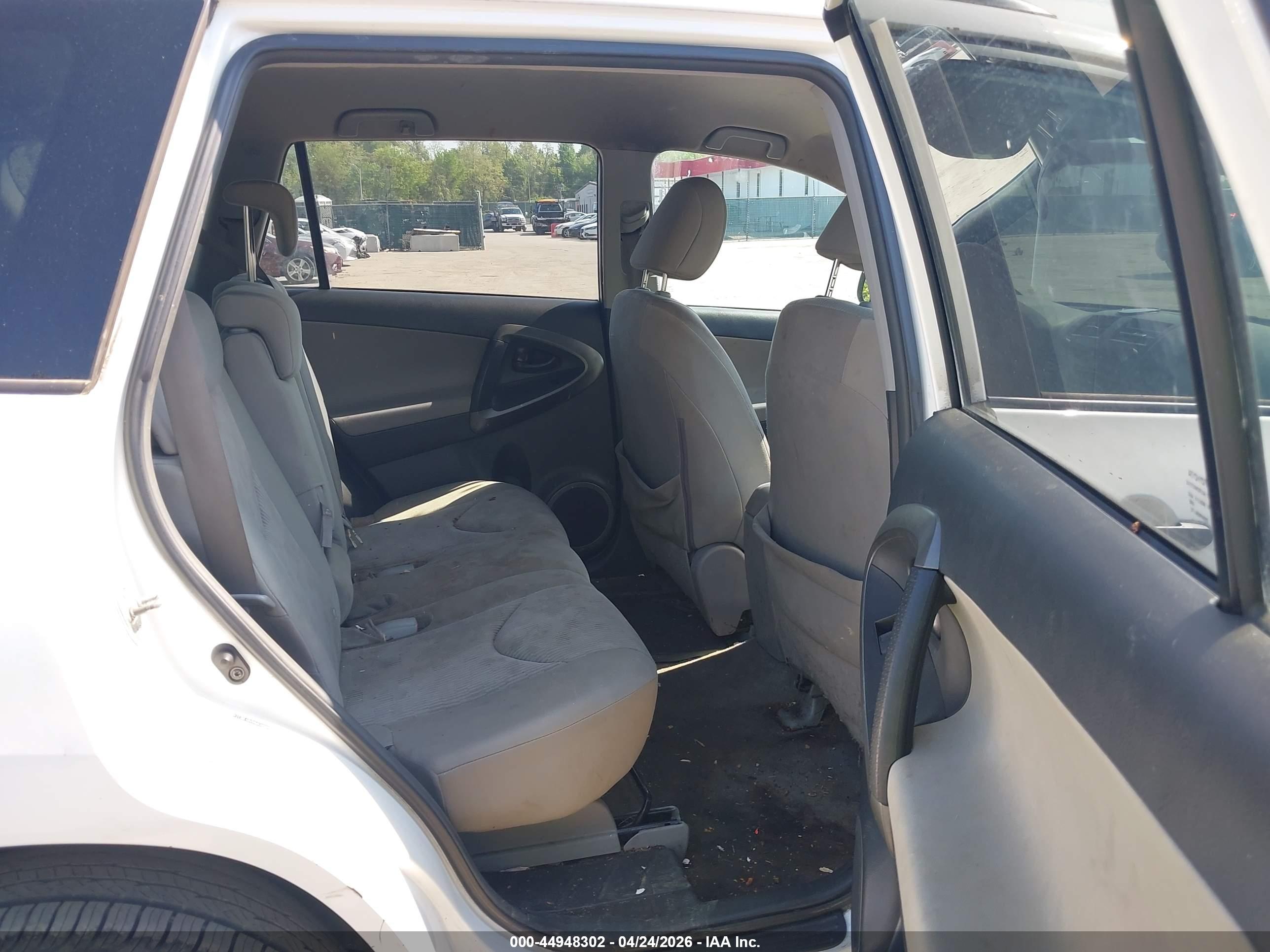 TOYOTA RAV4 image 8