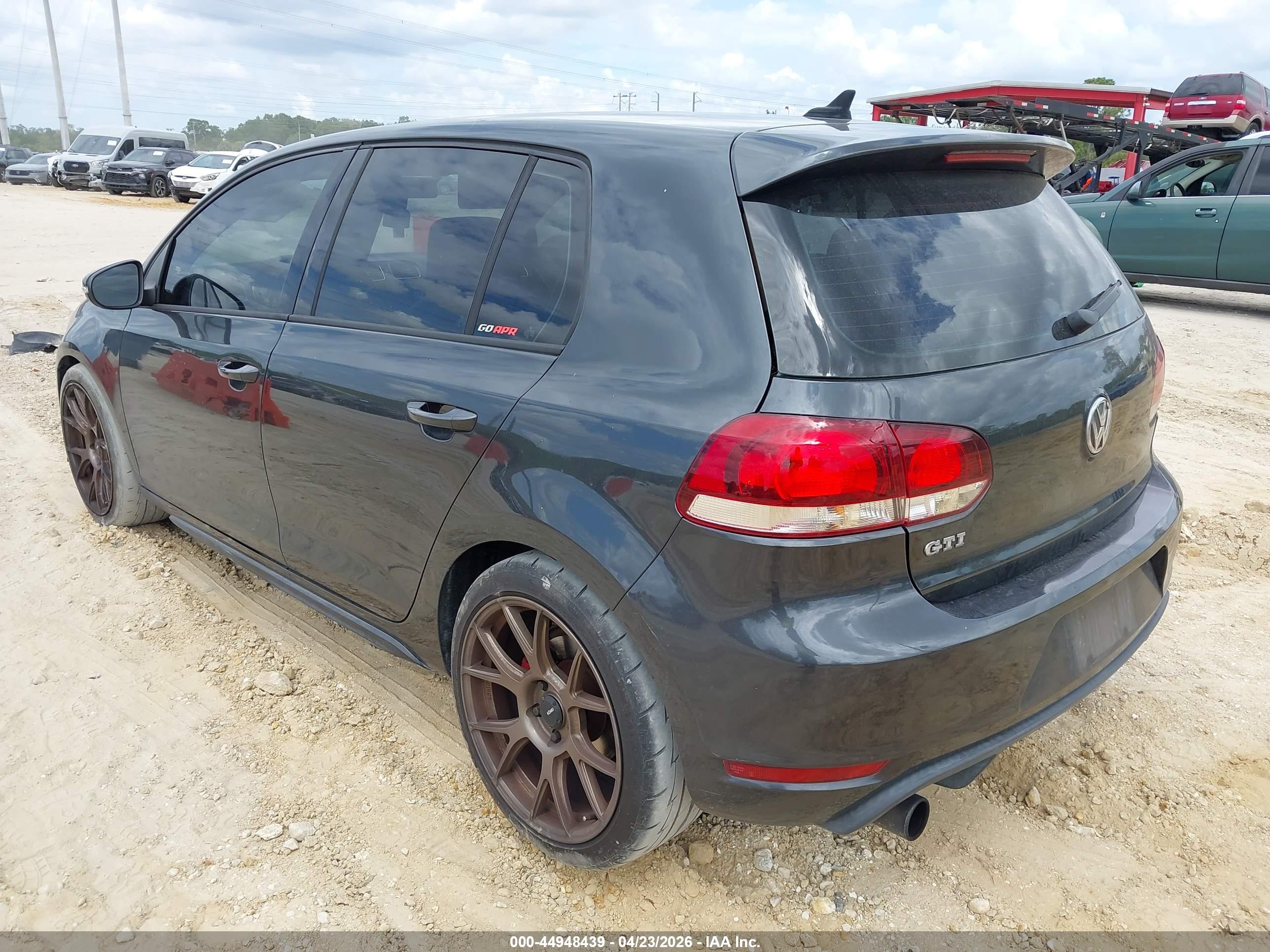 VOLKSWAGEN GTI image 3