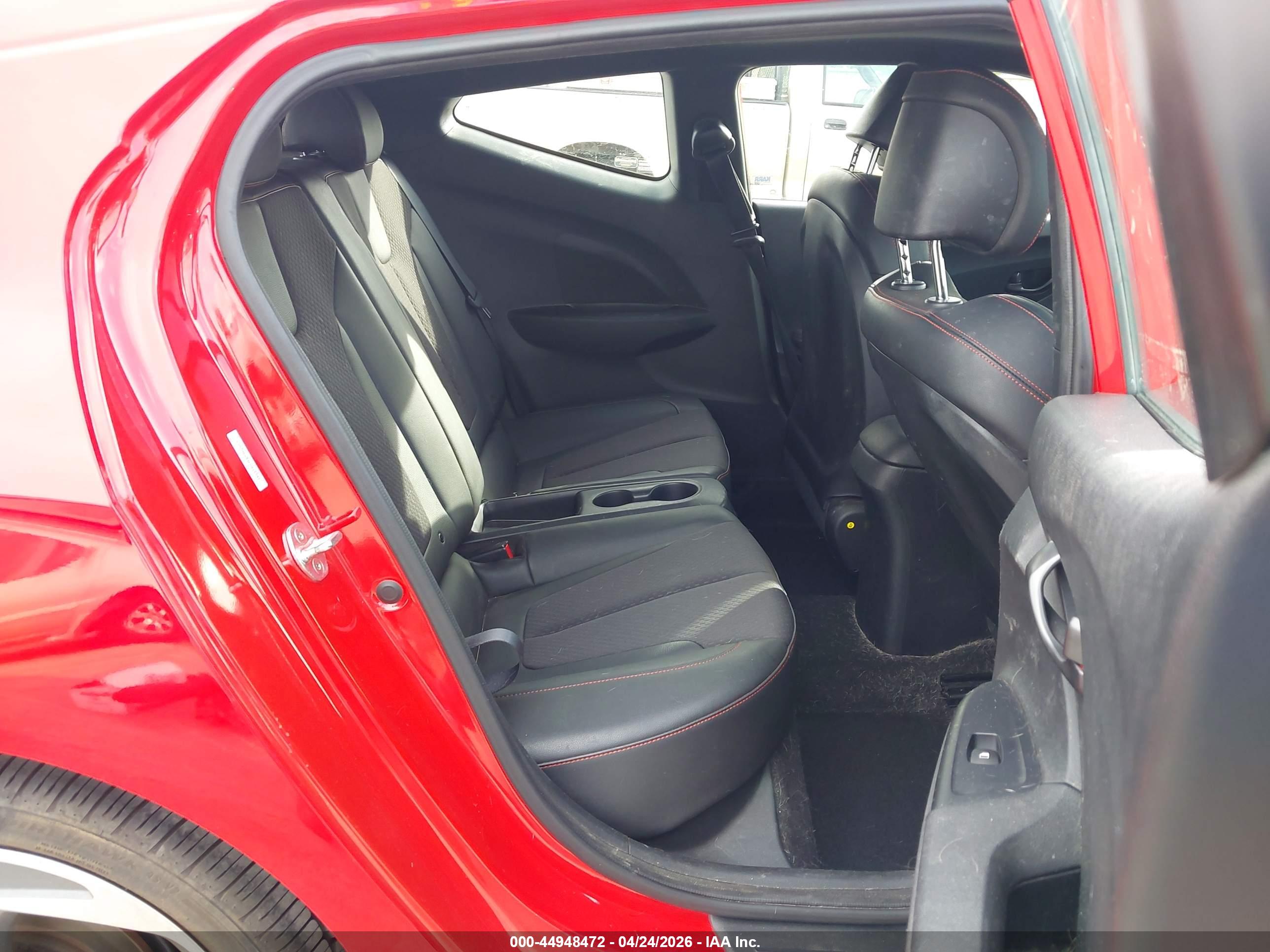 HYUNDAI VELOSTER image 8