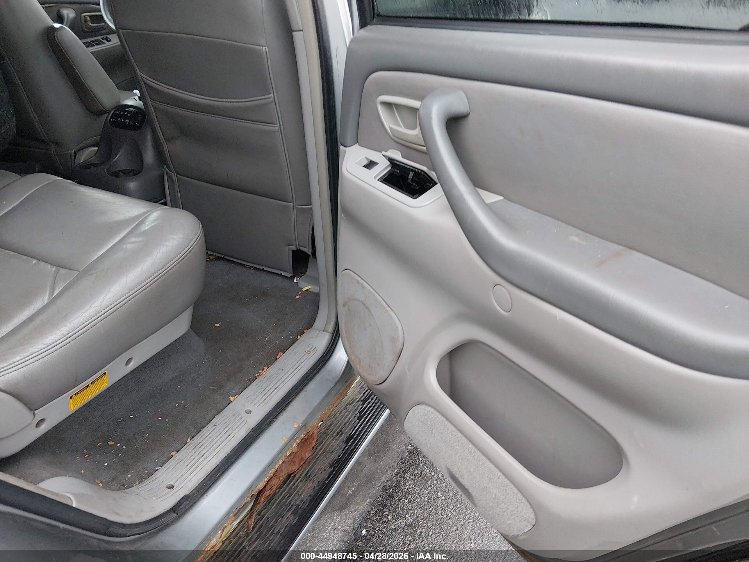 TOYOTA SEQUOIA image 8