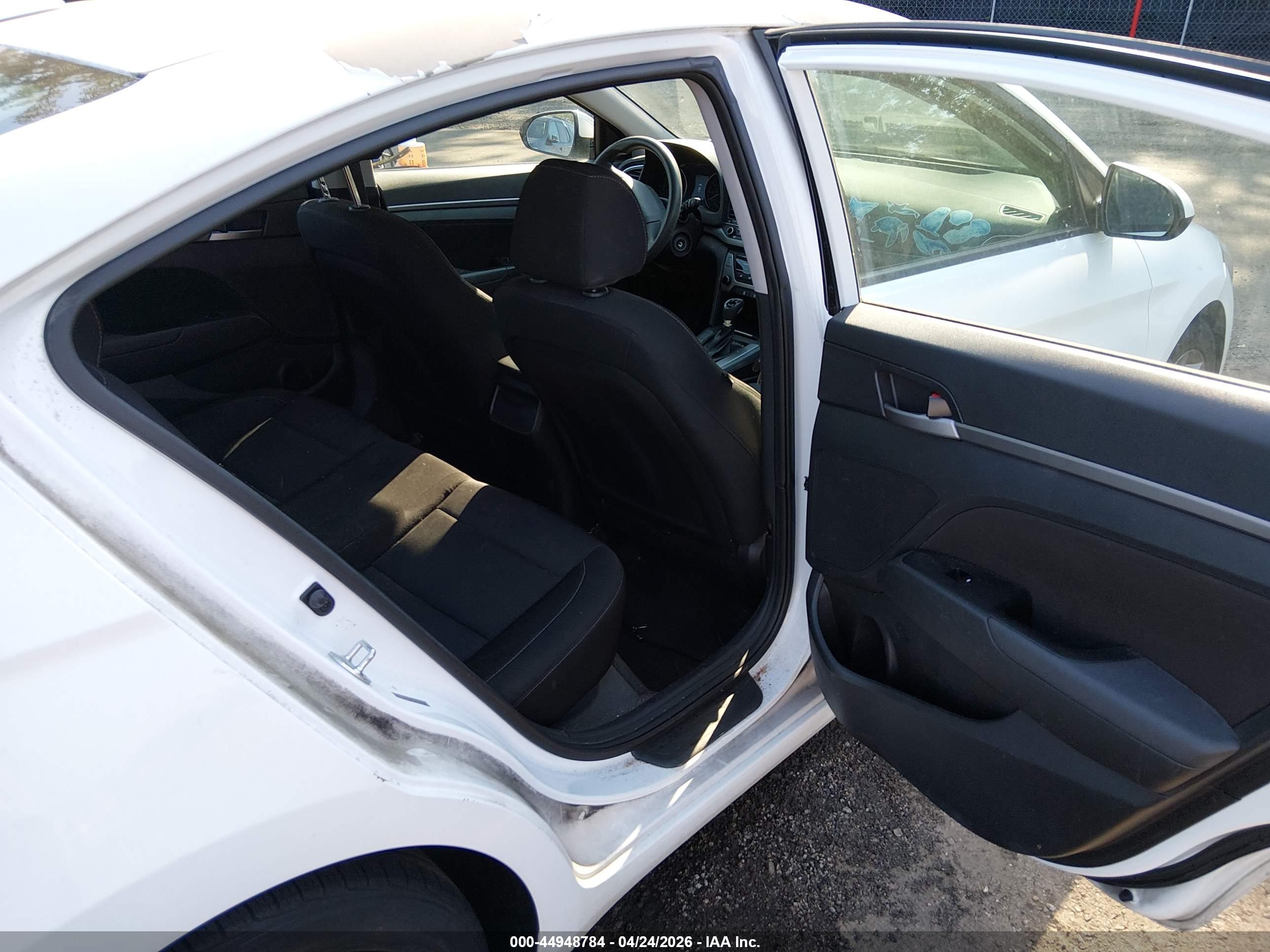 HYUNDAI ELANTRA image 8