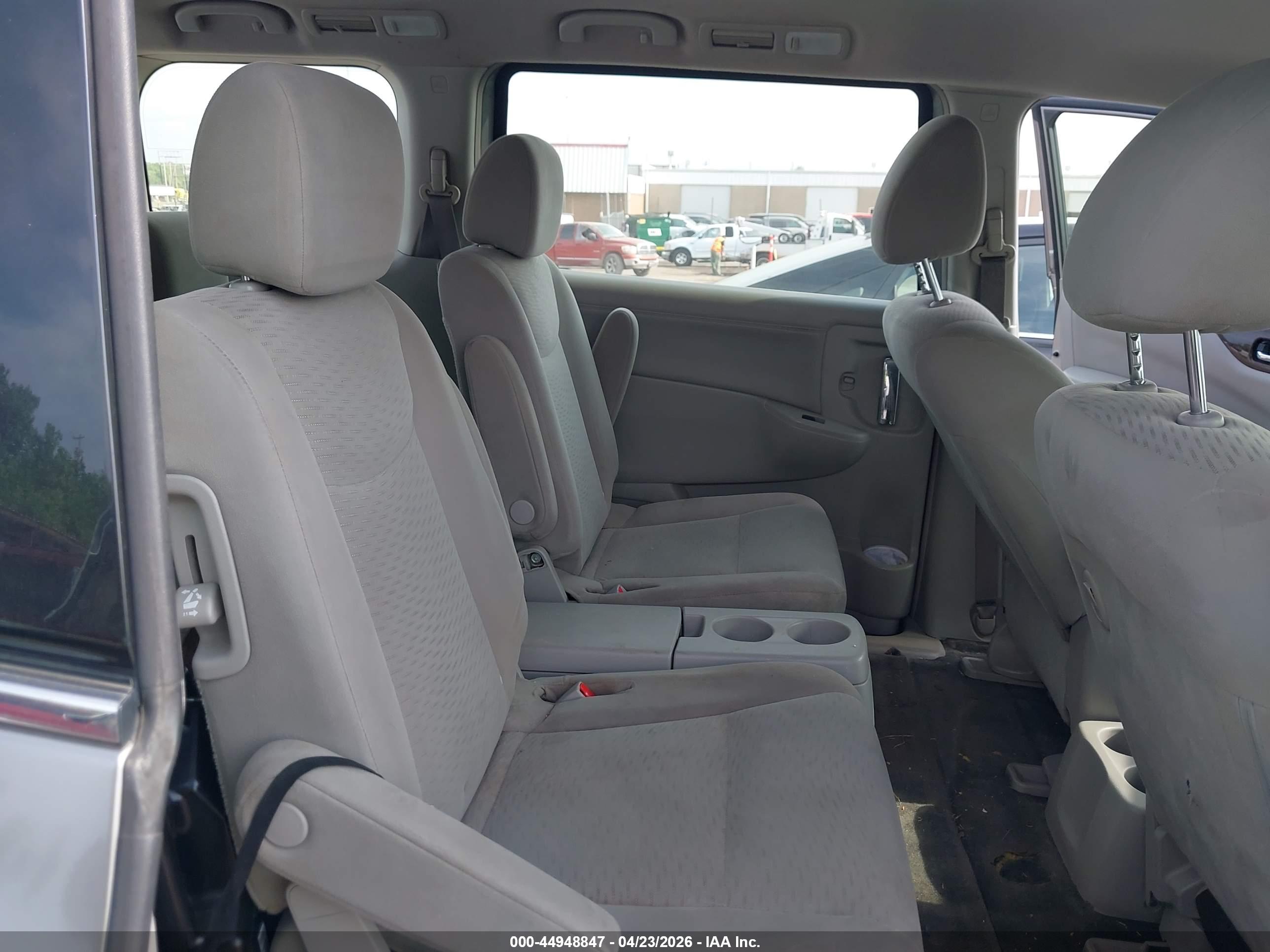 NISSAN QUEST image 8