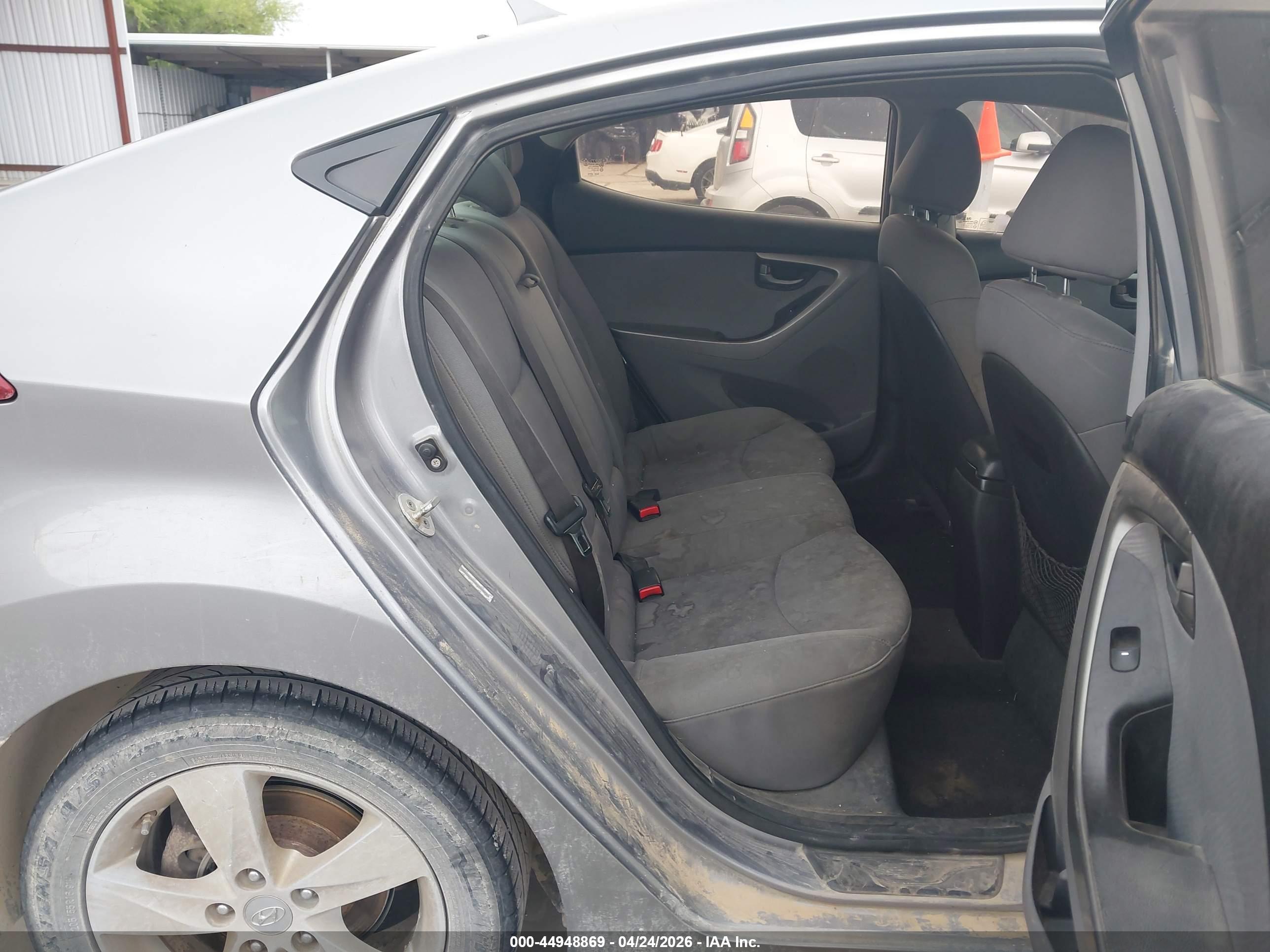 HYUNDAI ELANTRA image 8