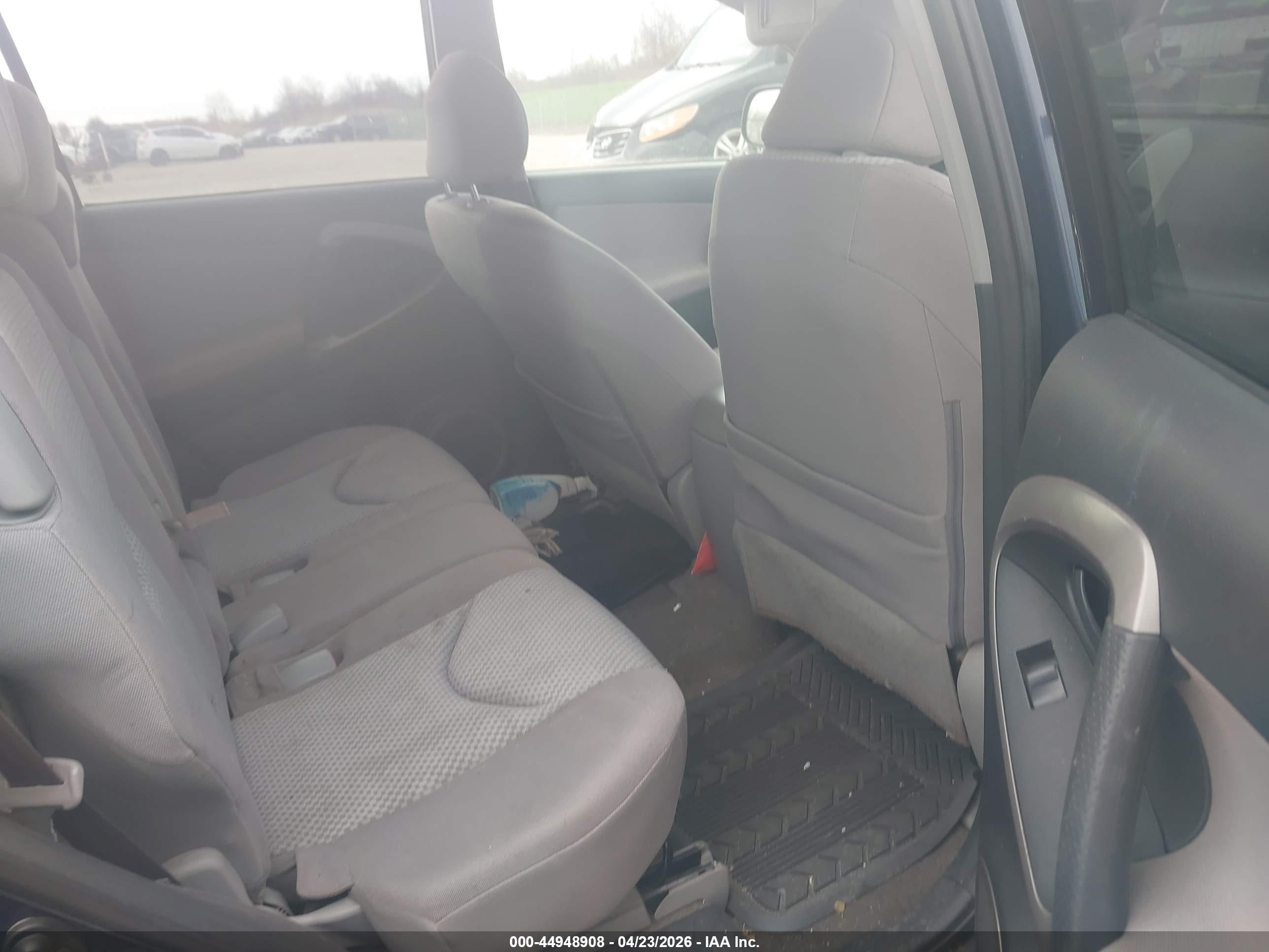 TOYOTA RAV4 image 8