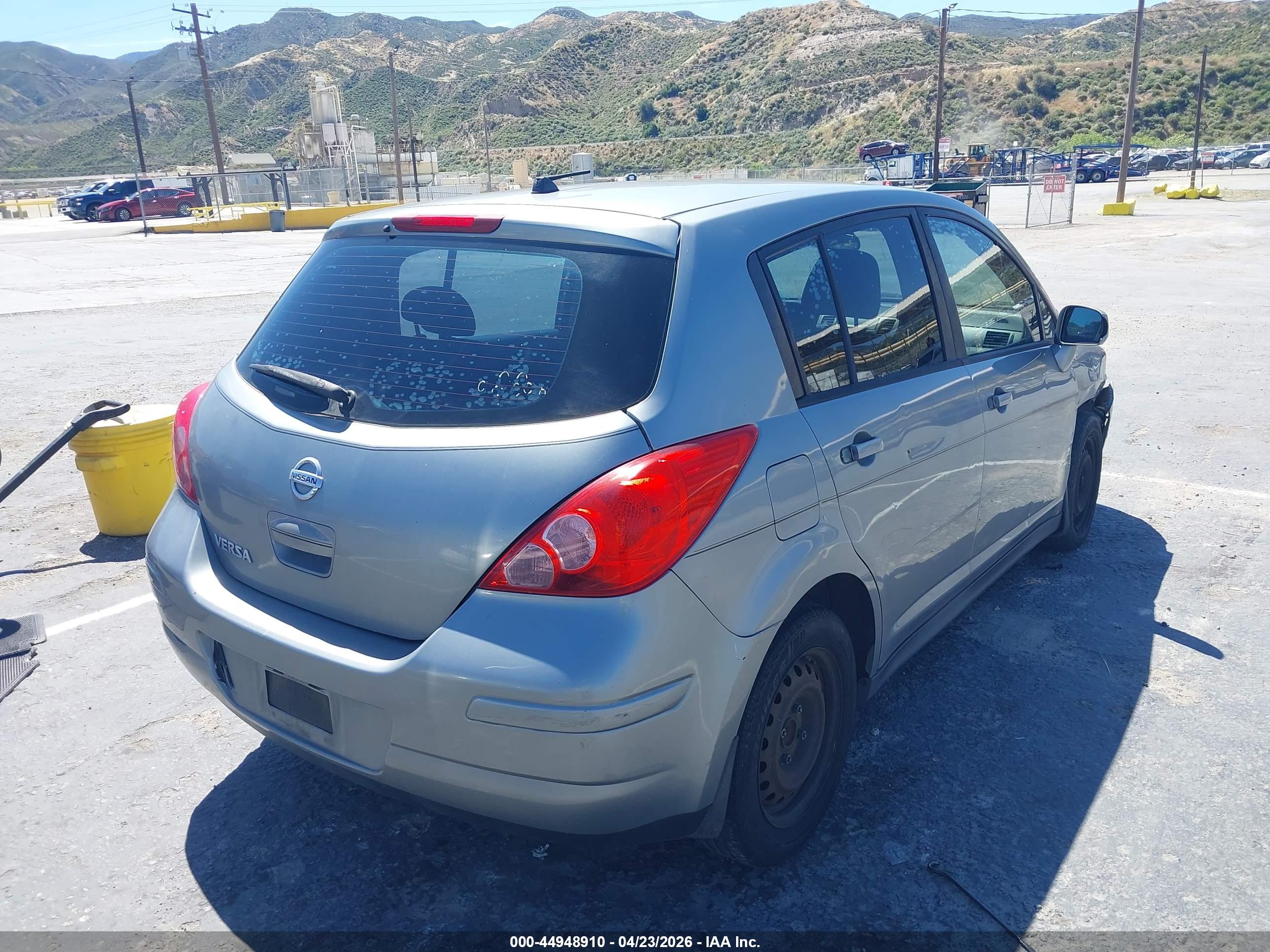 NISSAN VERSA image 4