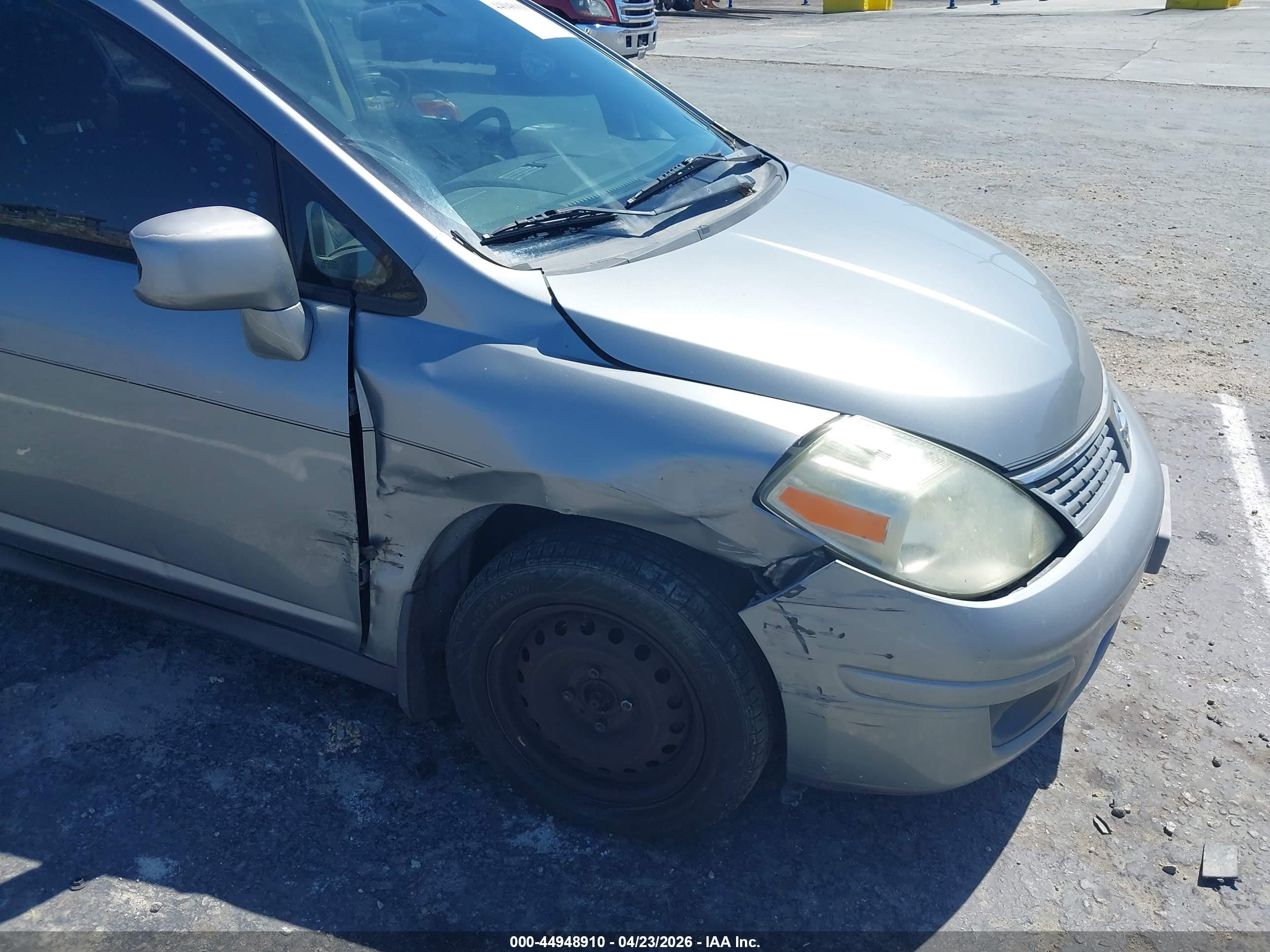 NISSAN VERSA image 6
