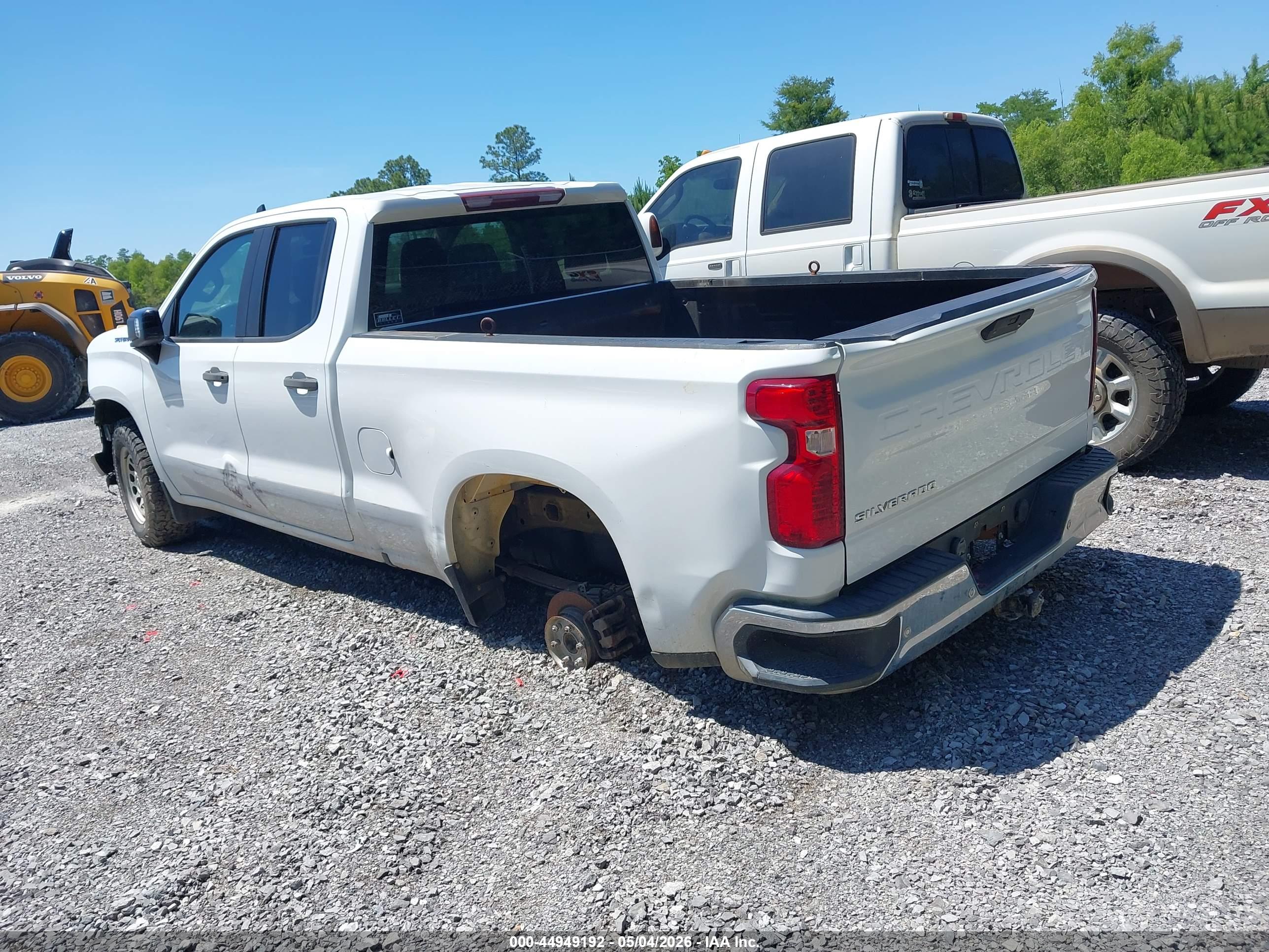 CHEVROLET SILVERADO image 3